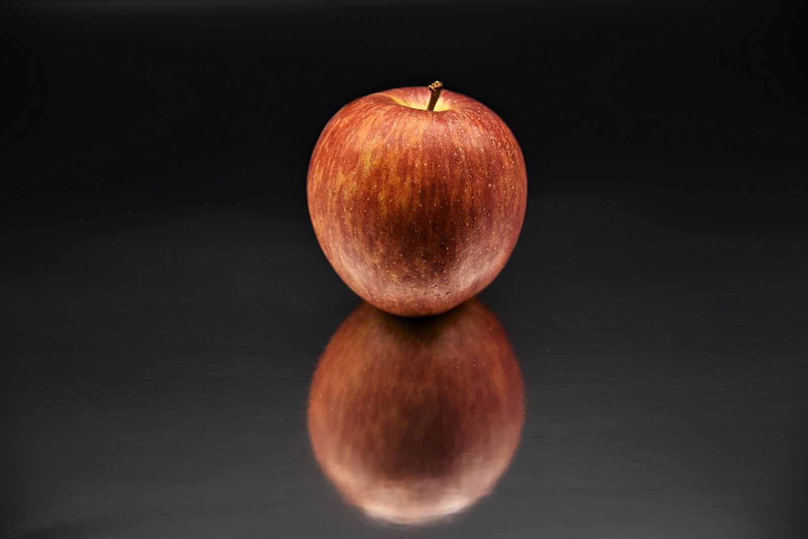 Nikon D750 sample photo. Apple, red, mirroring photography