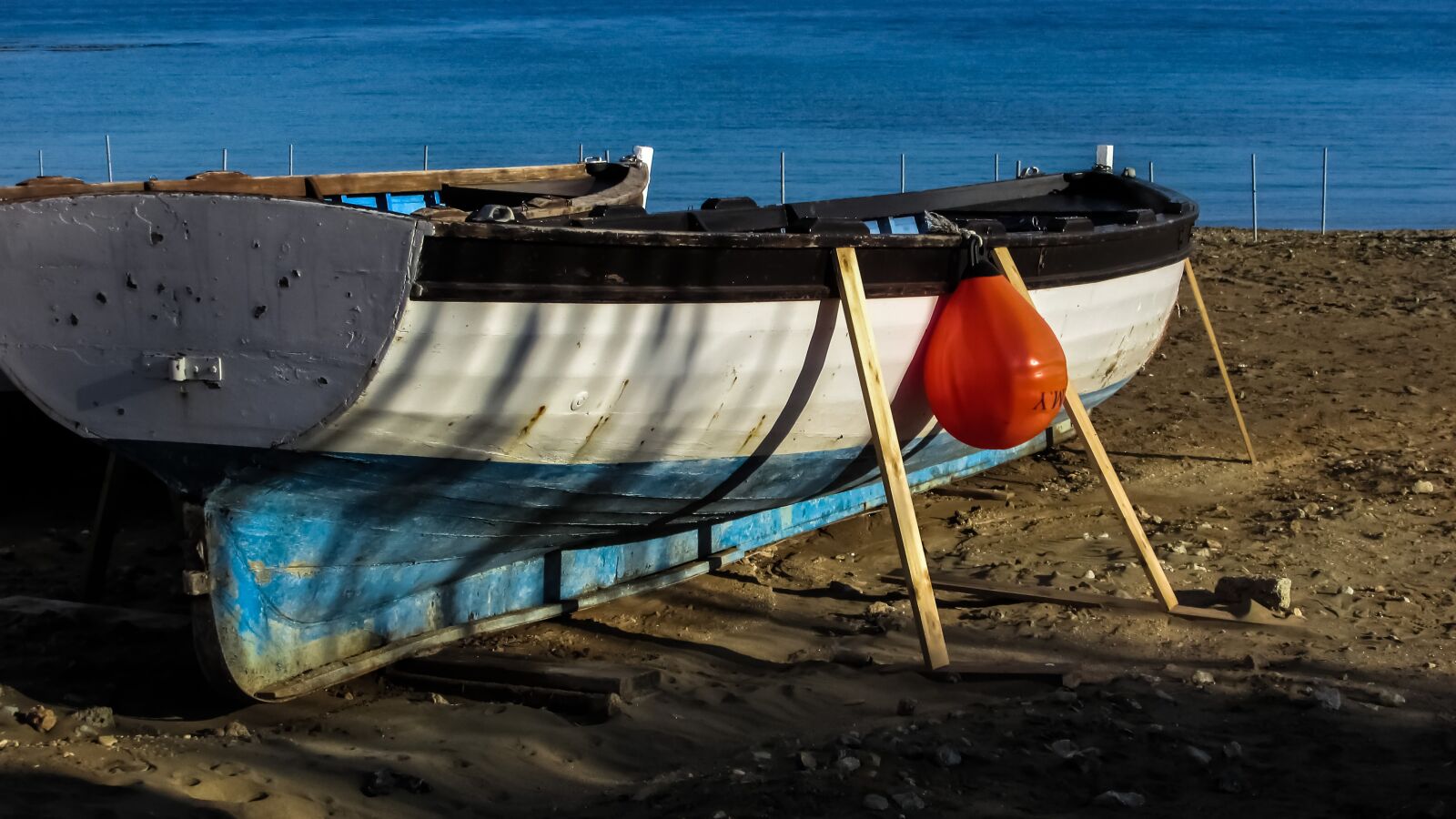 Canon PowerShot SX400 IS sample photo. Boat, beach, winter photography