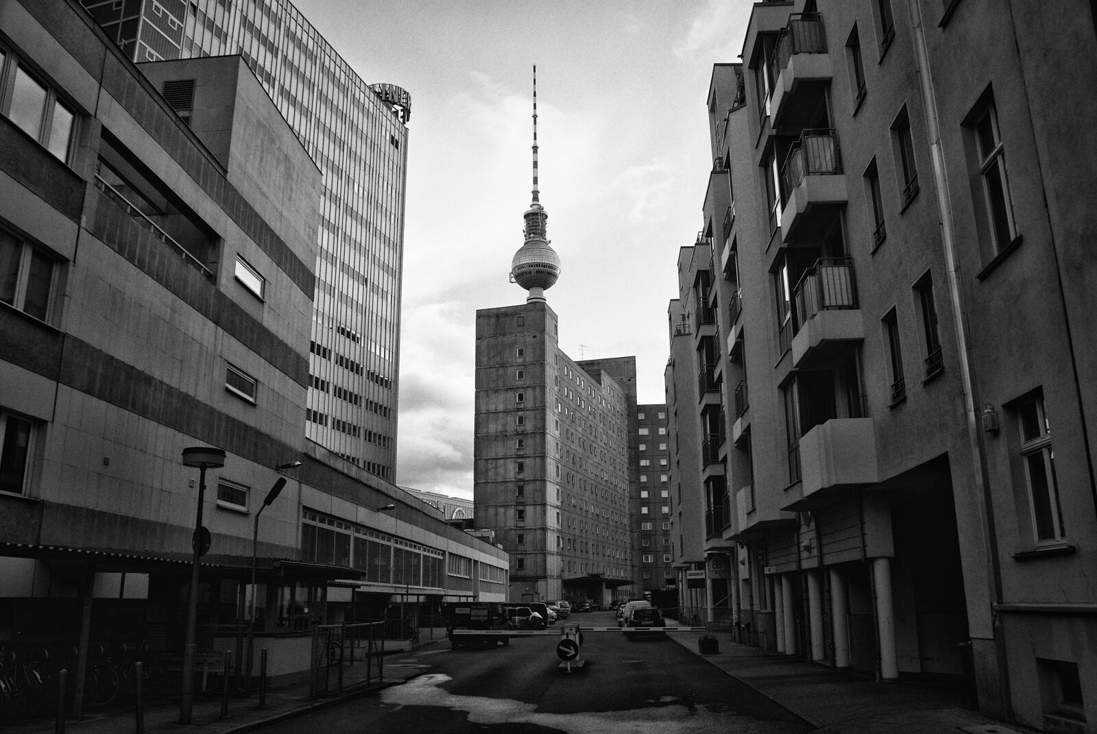 Sony Alpha DSLR-A100 sample photo. Architecture, city, road photography