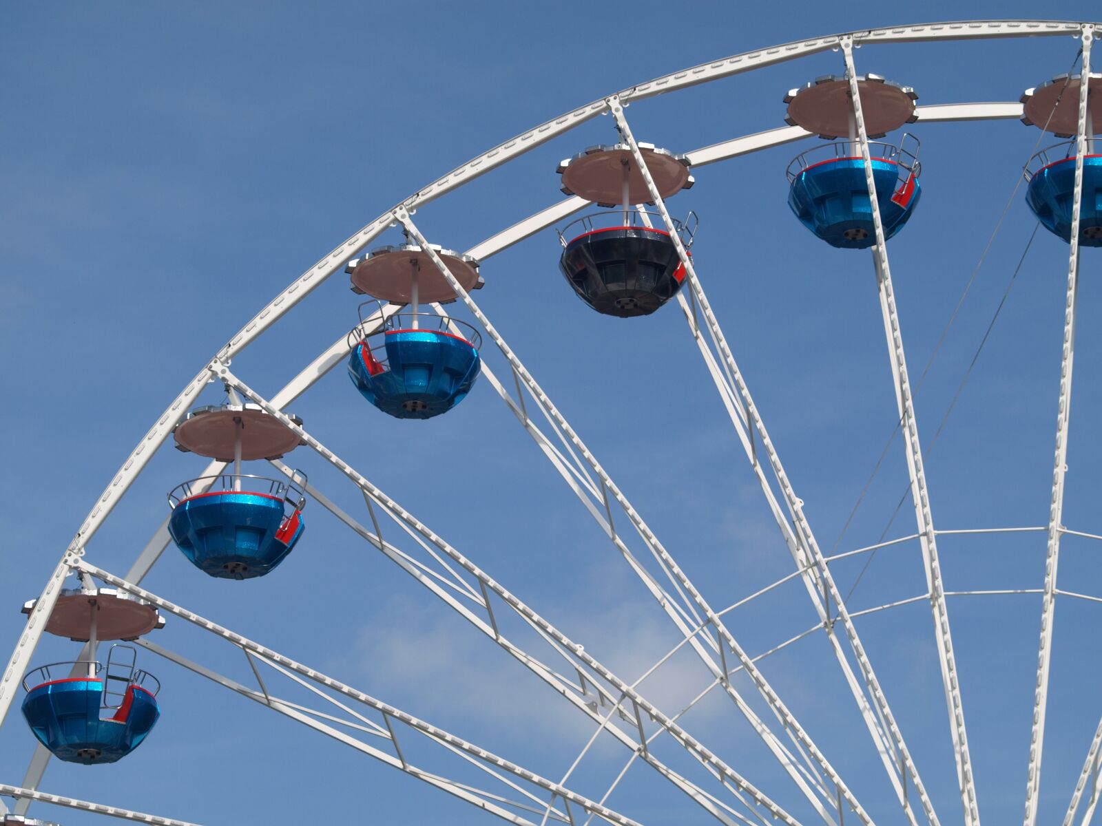 Olympus E-510 (EVOLT E-510) sample photo. Fair, ferris wheel, gondola photography