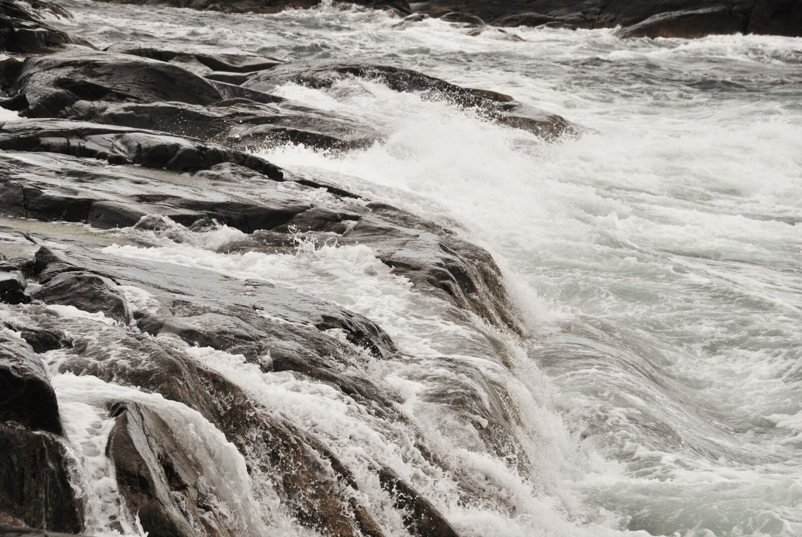 Nikon D3000 sample photo. Water, rock, surf photography