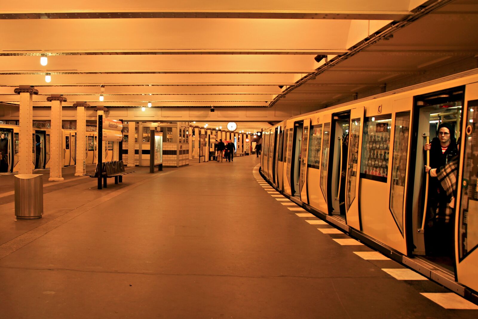 Canon EOS 60D sample photo. Metro, subsoil, yellow photography