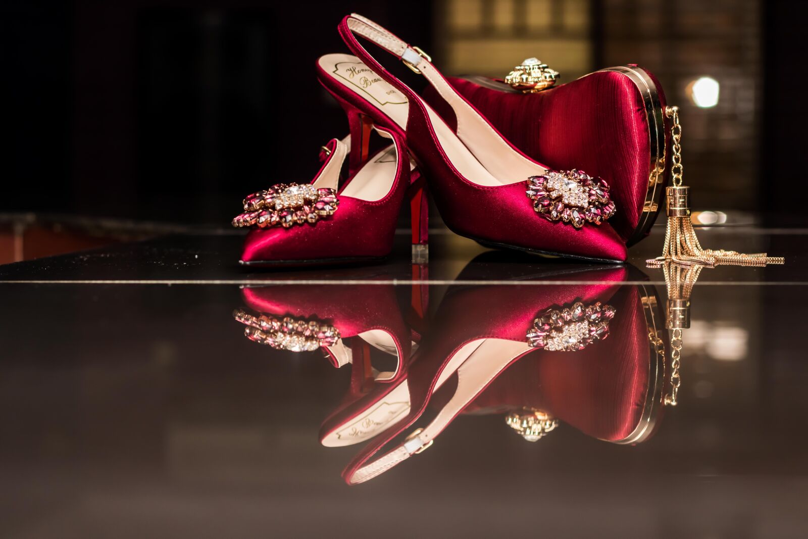 Canon EOS 750D (EOS Rebel T6i / EOS Kiss X8i) sample photo. Shoe, ladies, reflection photography