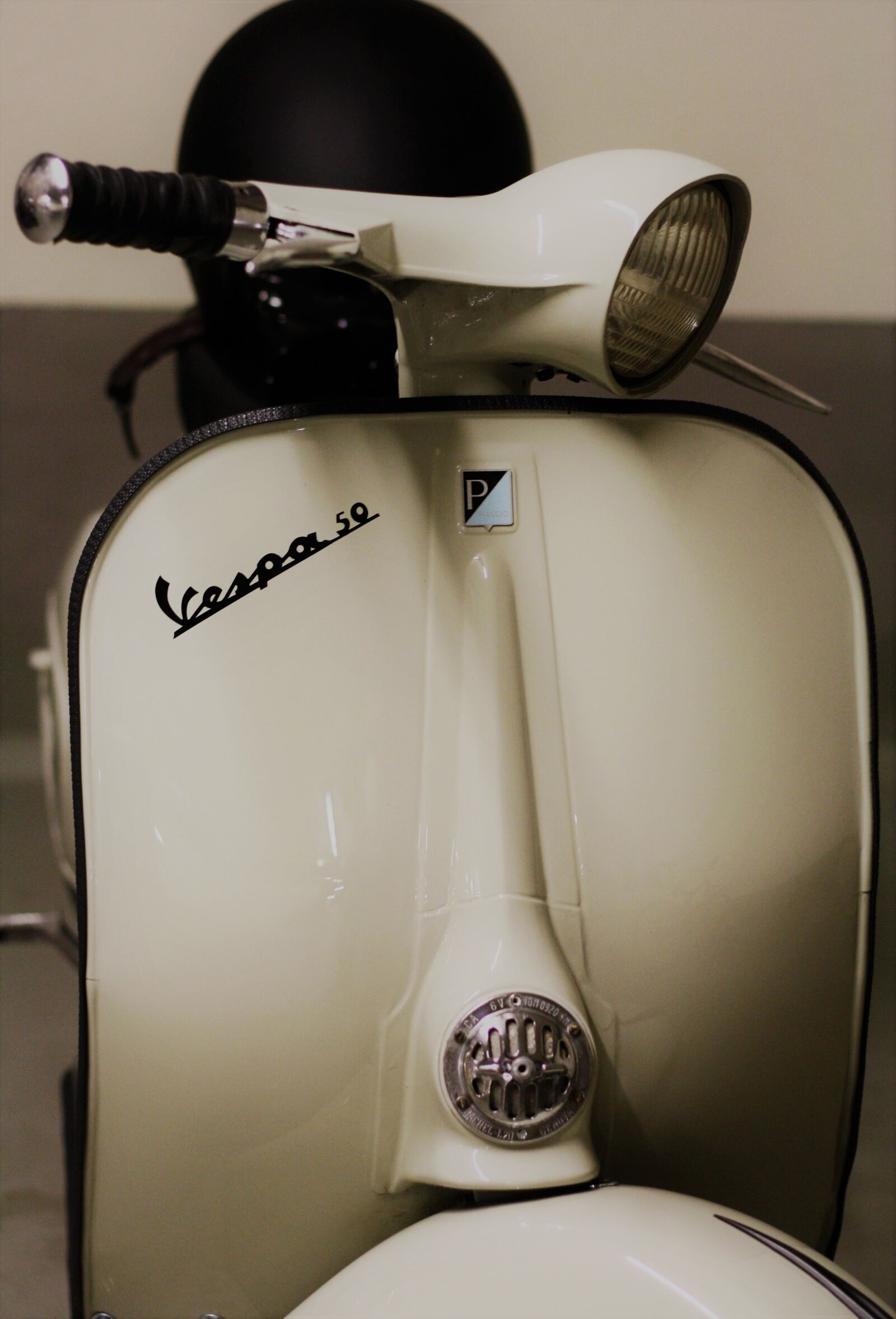Canon EOS 1000D (EOS Digital Rebel XS / EOS Kiss F) sample photo. Vespa, roller, motor scooter photography