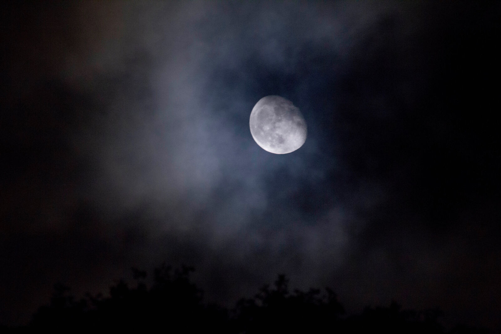 Canon EOS 550D (EOS Rebel T2i / EOS Kiss X4) + Sigma 70-300mm F4-5.6 APO DG Macro sample photo. Clouds, moon, night, night photography