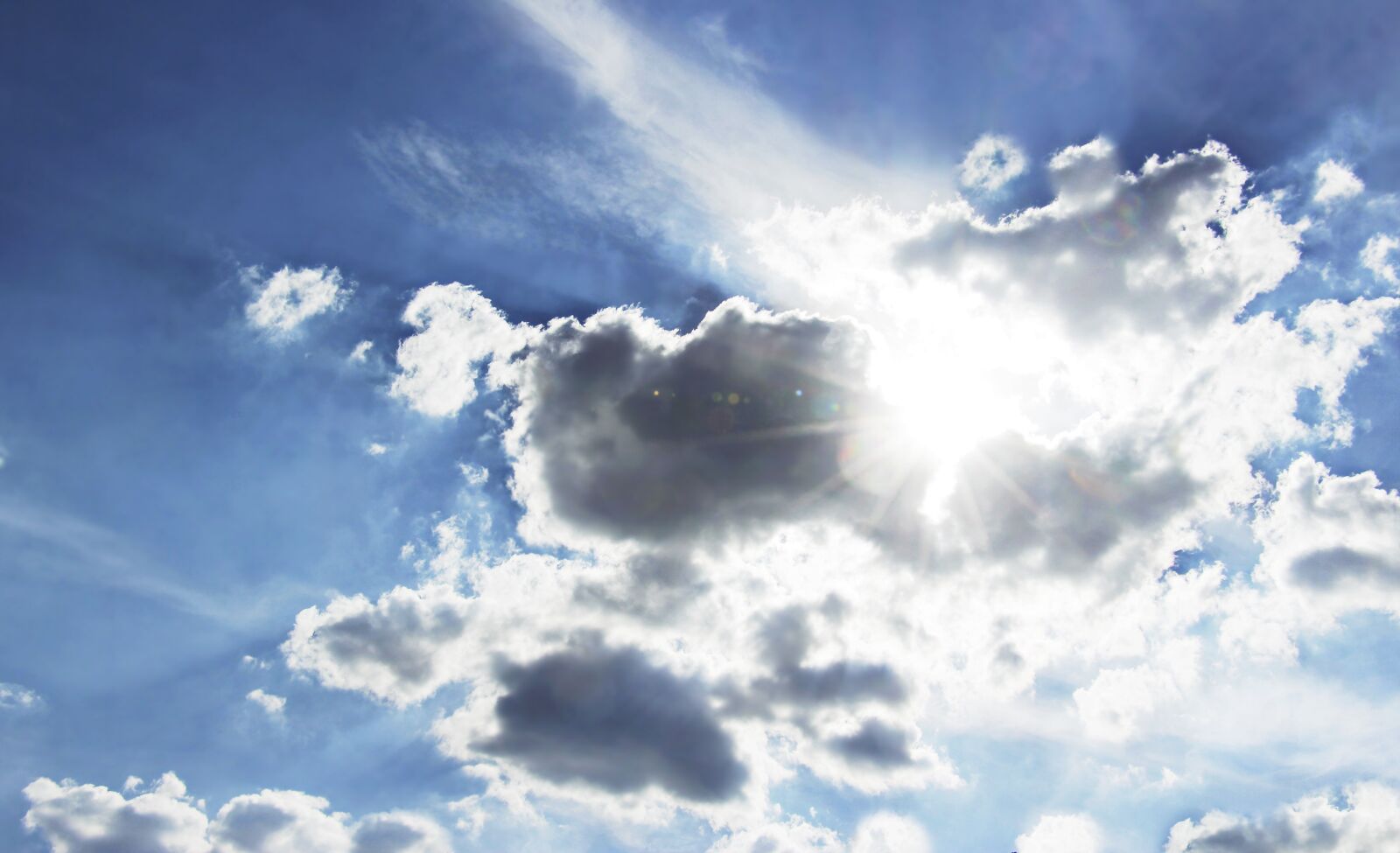 Canon EOS 100D (EOS Rebel SL1 / EOS Kiss X7) sample photo. Clouds, sunshine, sky photography