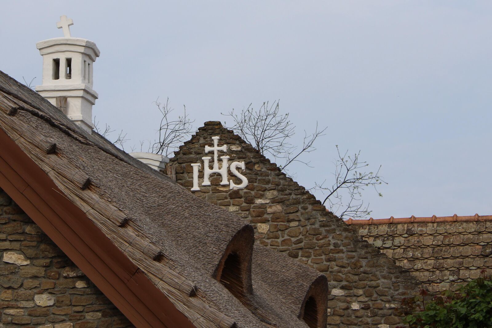 Canon EOS 2000D (EOS Rebel T7 / EOS Kiss X90 / EOS 1500D) sample photo. House, faith, cross photography