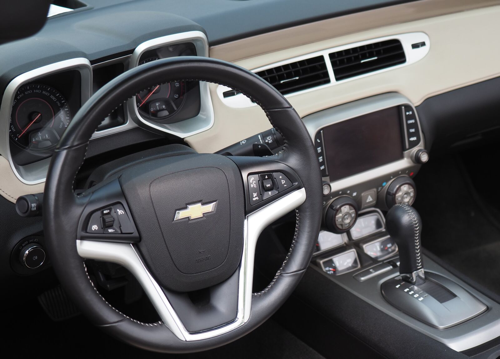 Olympus OM-D E-M1 Mark II + Olympus M.Zuiko Digital ED 12-40mm F2.8 Pro sample photo. Automobile, transport, cockpit photography