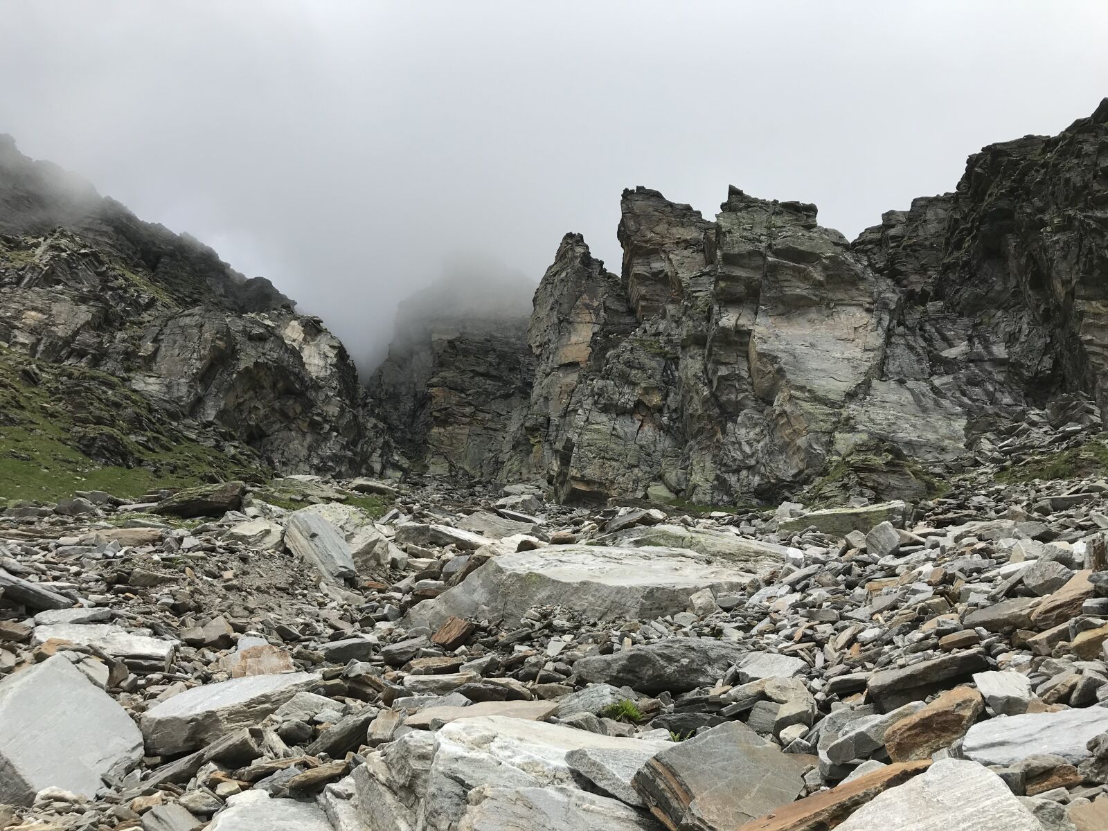 iPhone 7 back camera 3.99mm f/1.8 sample photo. Towards landarenca, alpine route photography