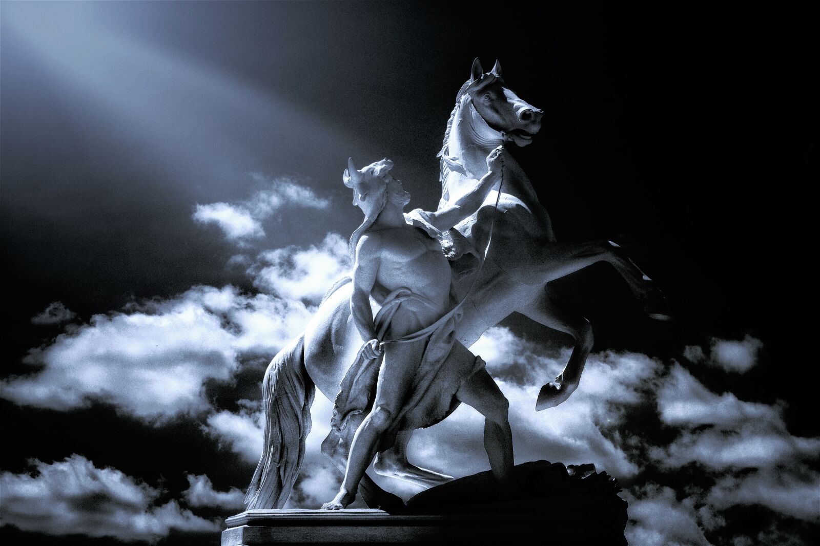 Sony E PZ 18-105mm F4 G OSS sample photo. Sculpture, monument, horse photography