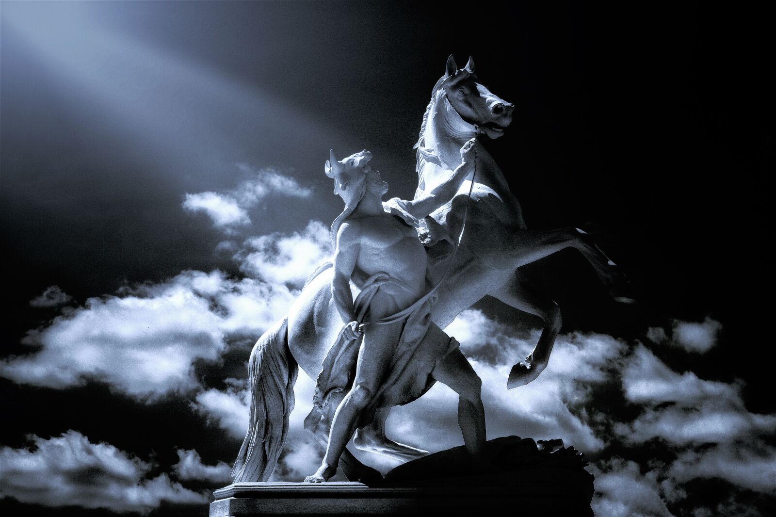 Sony a6000 + Sony E PZ 18-105mm F4 G OSS sample photo. Sculpture, monument, horse photography
