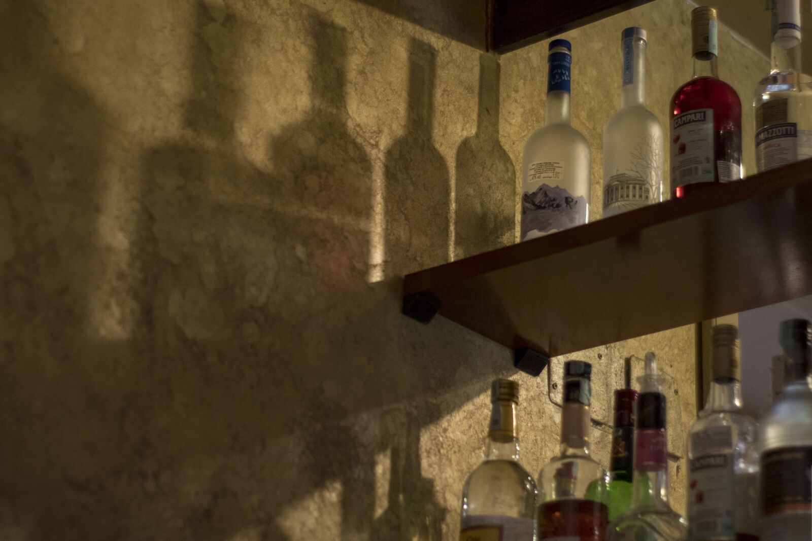 Canon EOS 1300D (EOS Rebel T6 / EOS Kiss X80) sample photo. Drink, shadow, bar photography