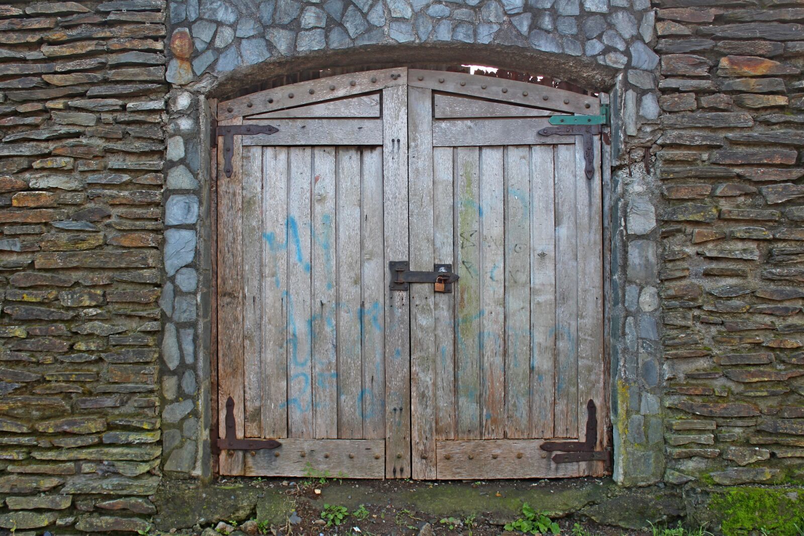 Canon EOS 1200D (EOS Rebel T5 / EOS Kiss X70 / EOS Hi) sample photo. Door, castle, old photography