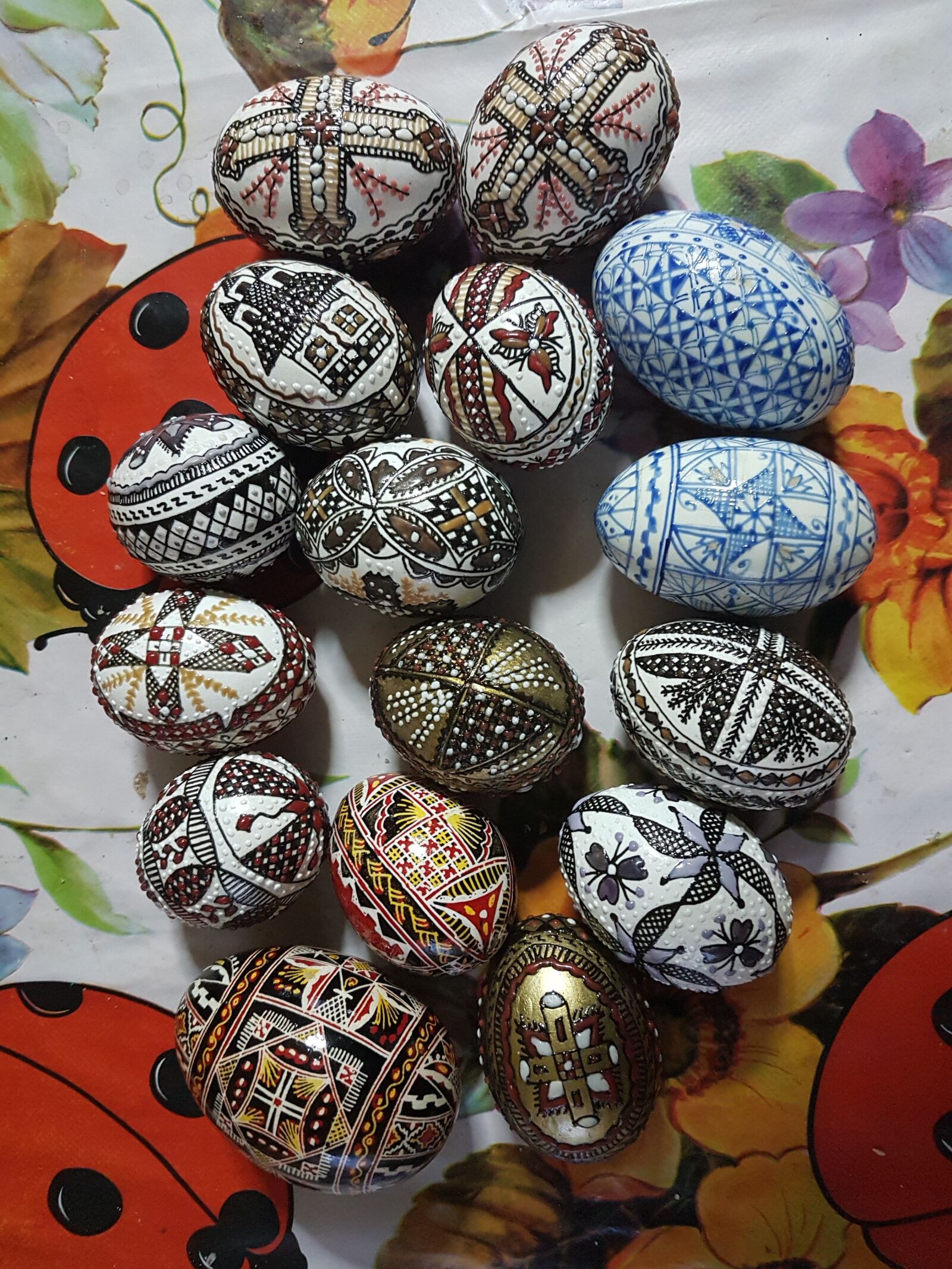 Samsung Galaxy S7 Edge sample photo. Eggs painted, pasta, religion photography