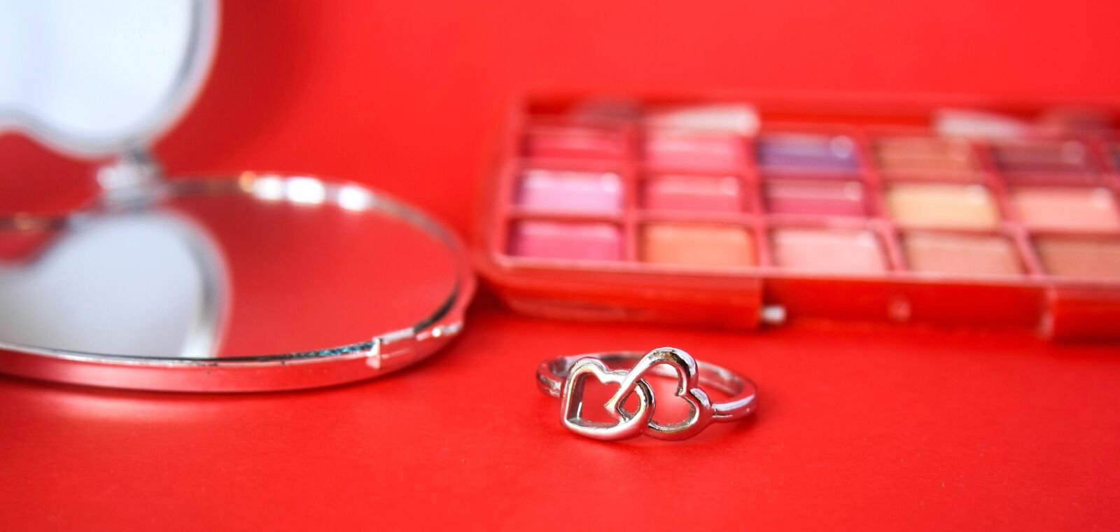 Canon EOS 1000D (EOS Digital Rebel XS / EOS Kiss F) sample photo. Makeup, decoration, powder, mirror photography