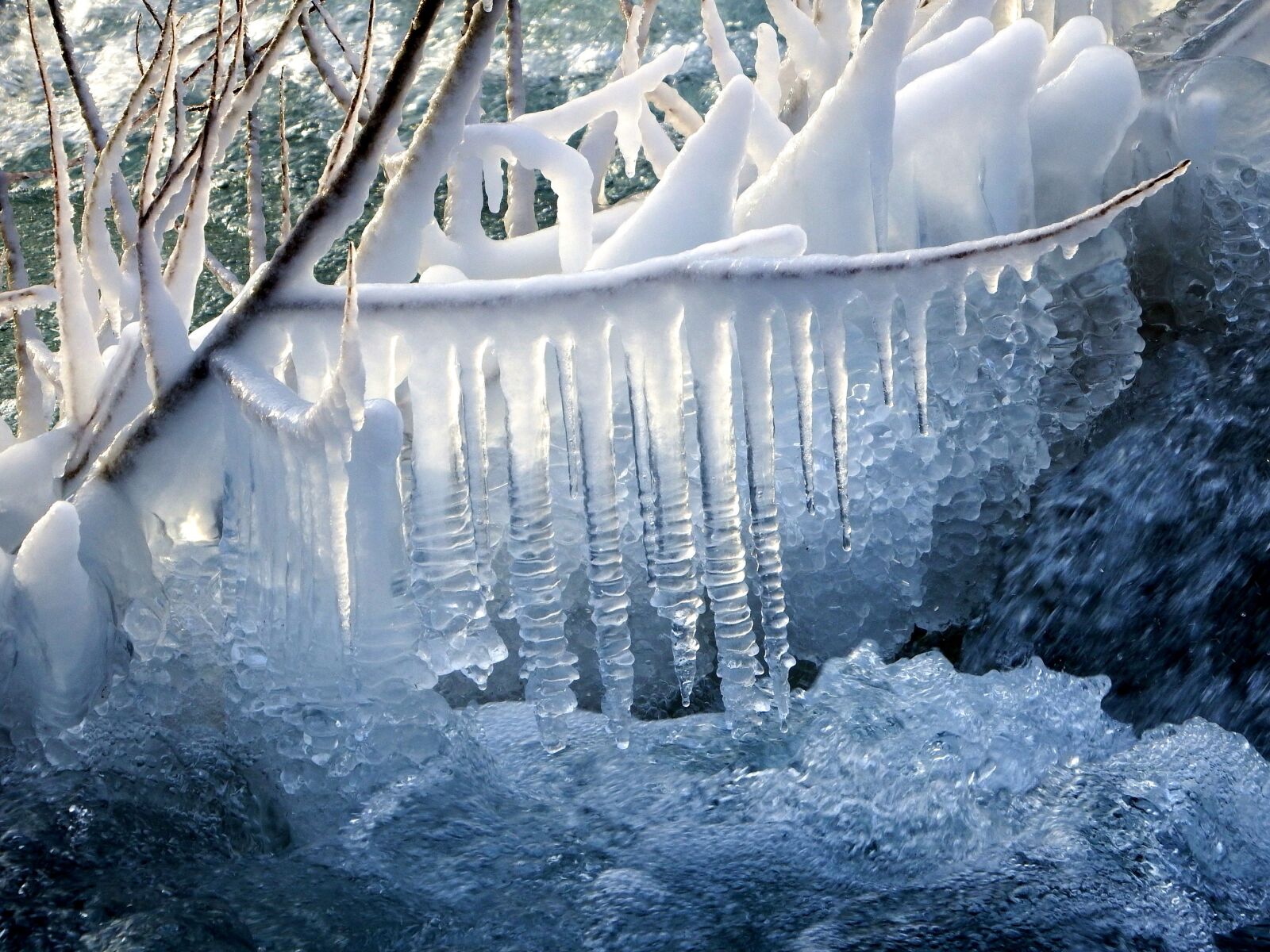 Fujifilm FinePix S1 sample photo. Icicles, snow, winter photography