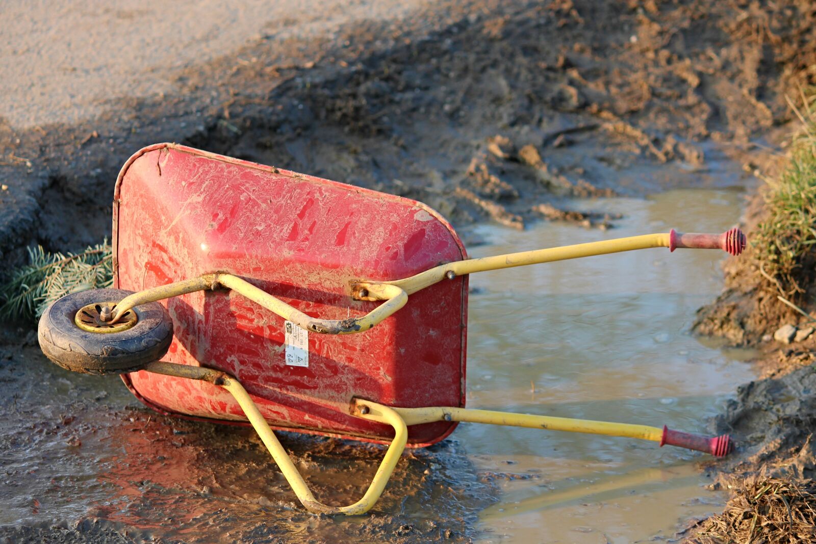 Canon EOS 1100D (EOS Rebel T3 / EOS Kiss X50) sample photo. Wheelbarrows, wheelbarrow, toys photography