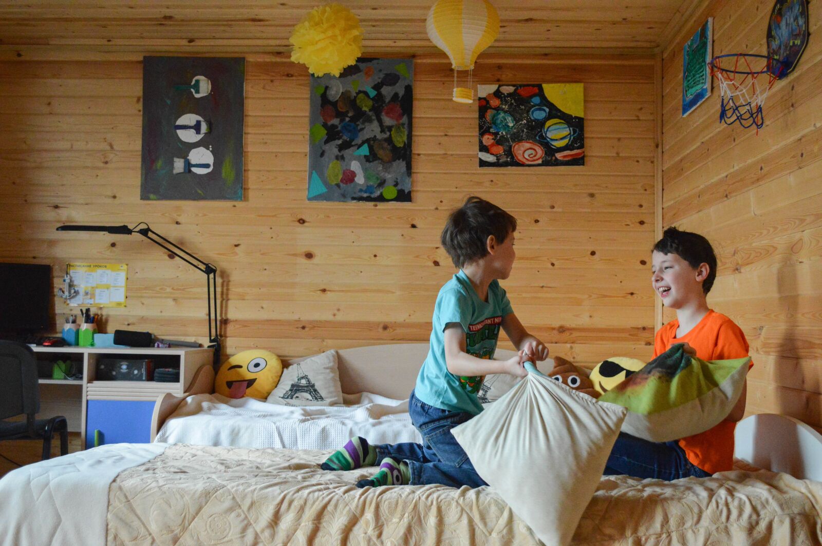 Nikon D3200 sample photo. Kids, games, pillow fight photography