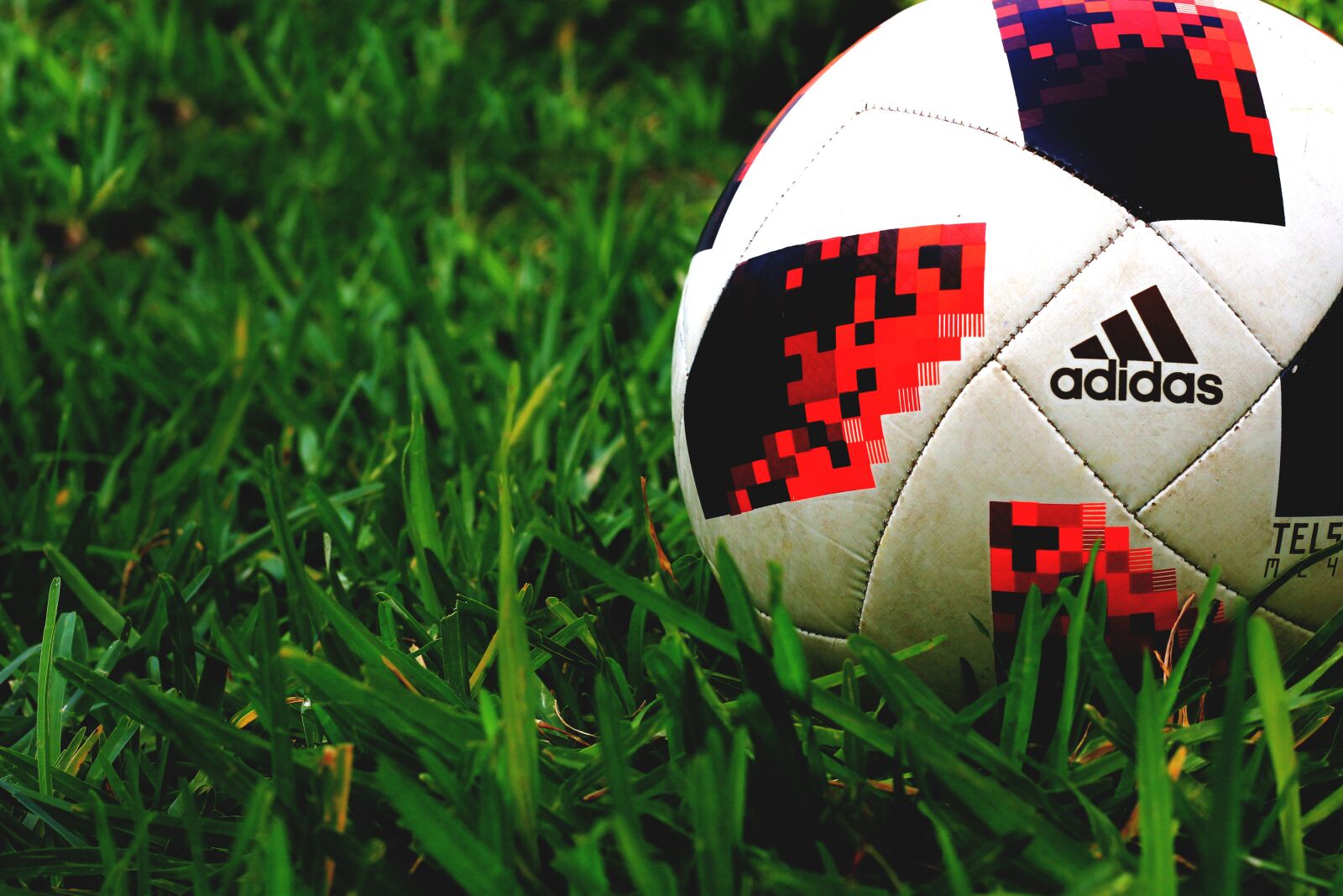 Canon EOS 600D (Rebel EOS T3i / EOS Kiss X5) + Canon EF 50mm F1.8 STM sample photo. Balloon, football, soccer photography