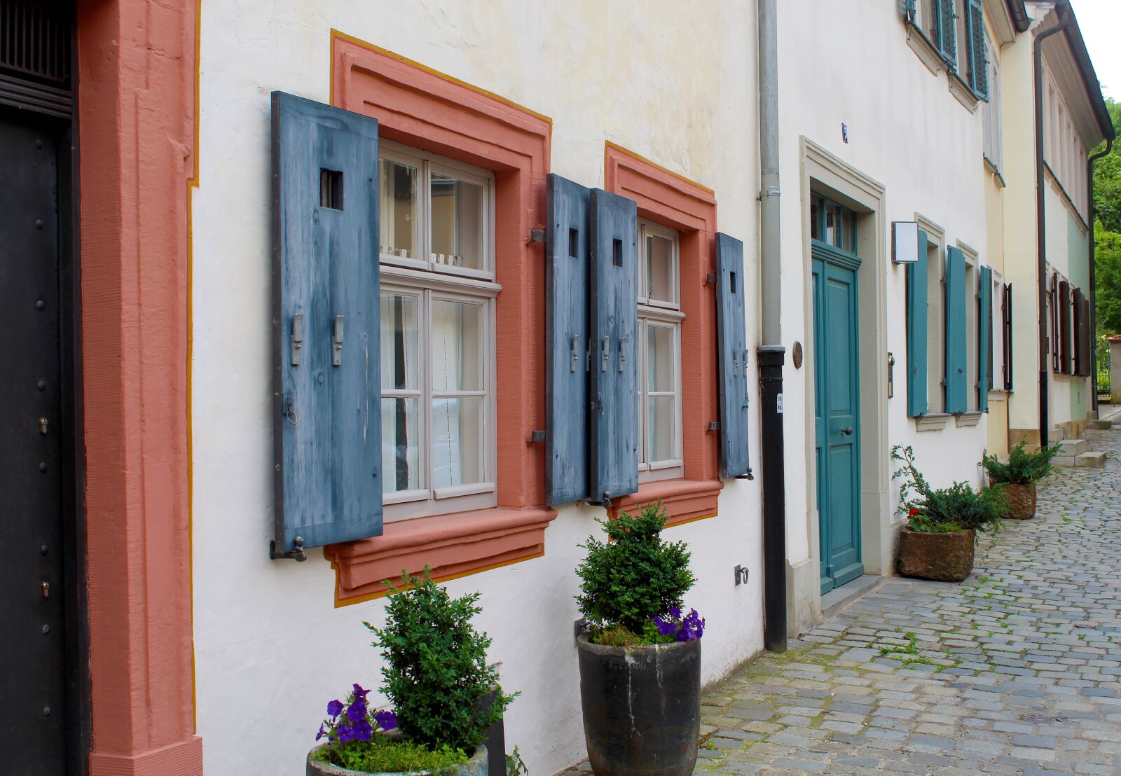Canon EOS 1300D (EOS Rebel T6 / EOS Kiss X80) sample photo. Bamberg, facade, window photography