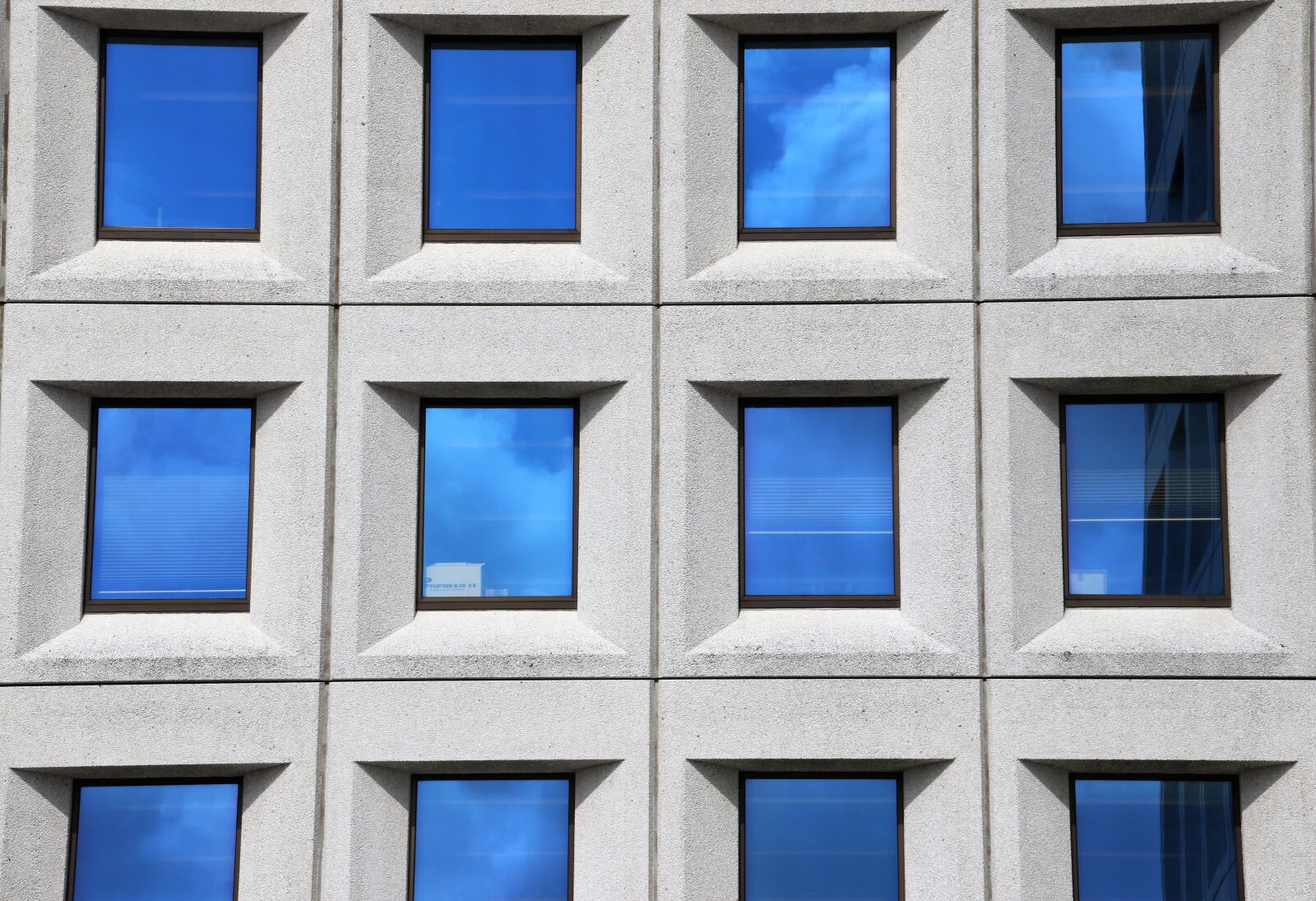Canon EOS 7D Mark II sample photo. Background, blue, eyes, building photography
