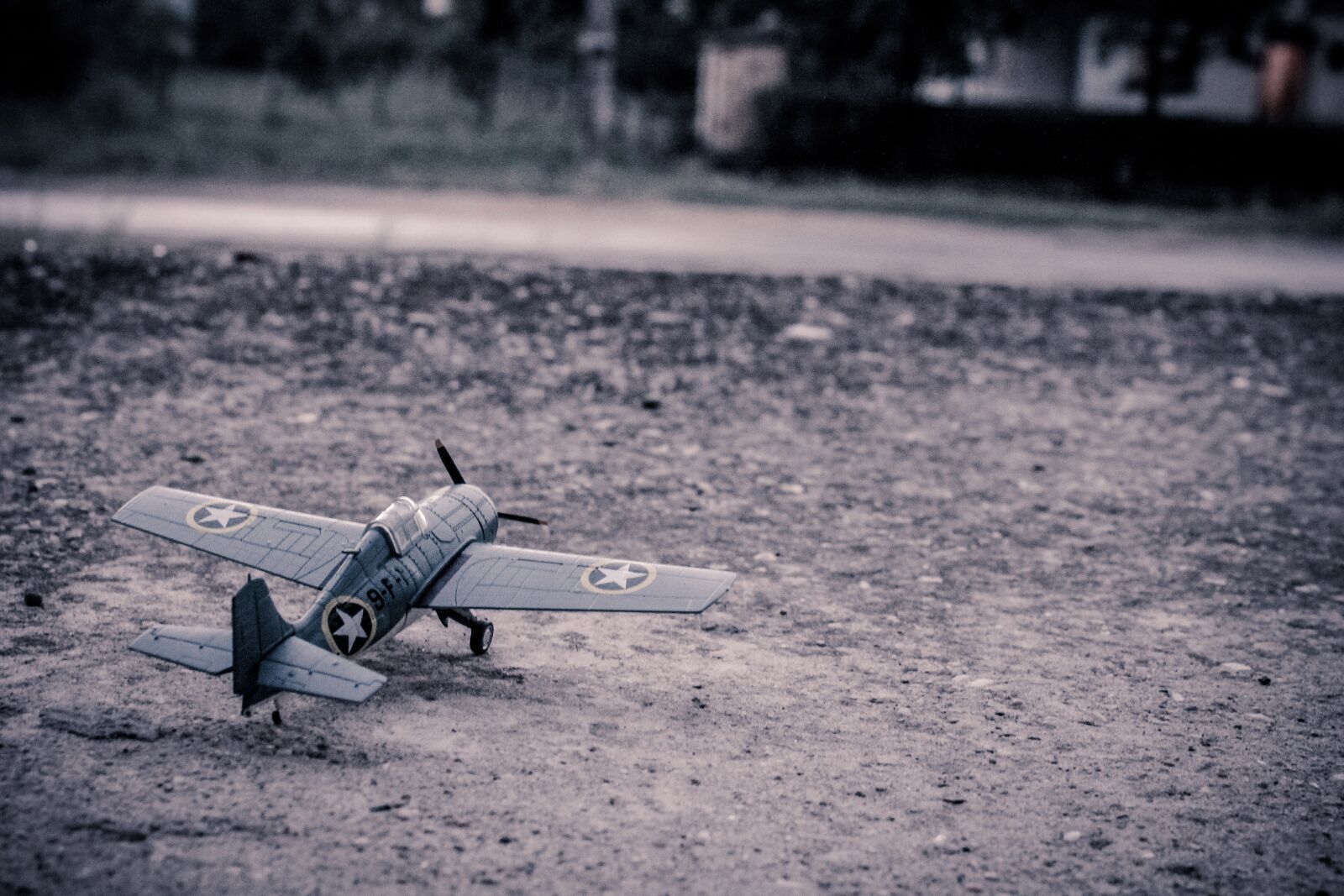 Canon EOS 1100D (EOS Rebel T3 / EOS Kiss X50) sample photo. Airplane, grunge, plane, urban photography
