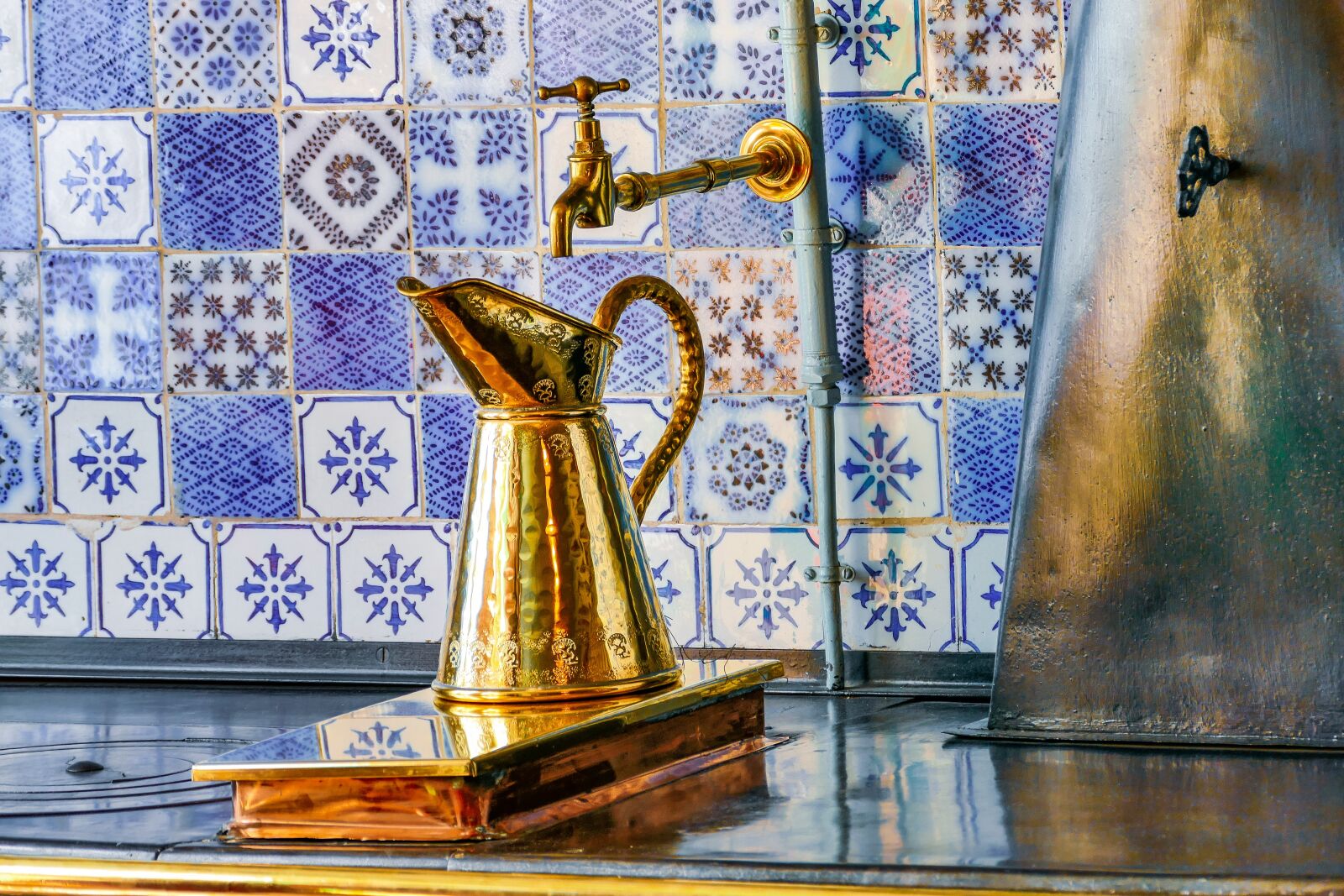 Panasonic Lumix DMC-FZ1000 sample photo. Claude monet, copper, kitchen photography