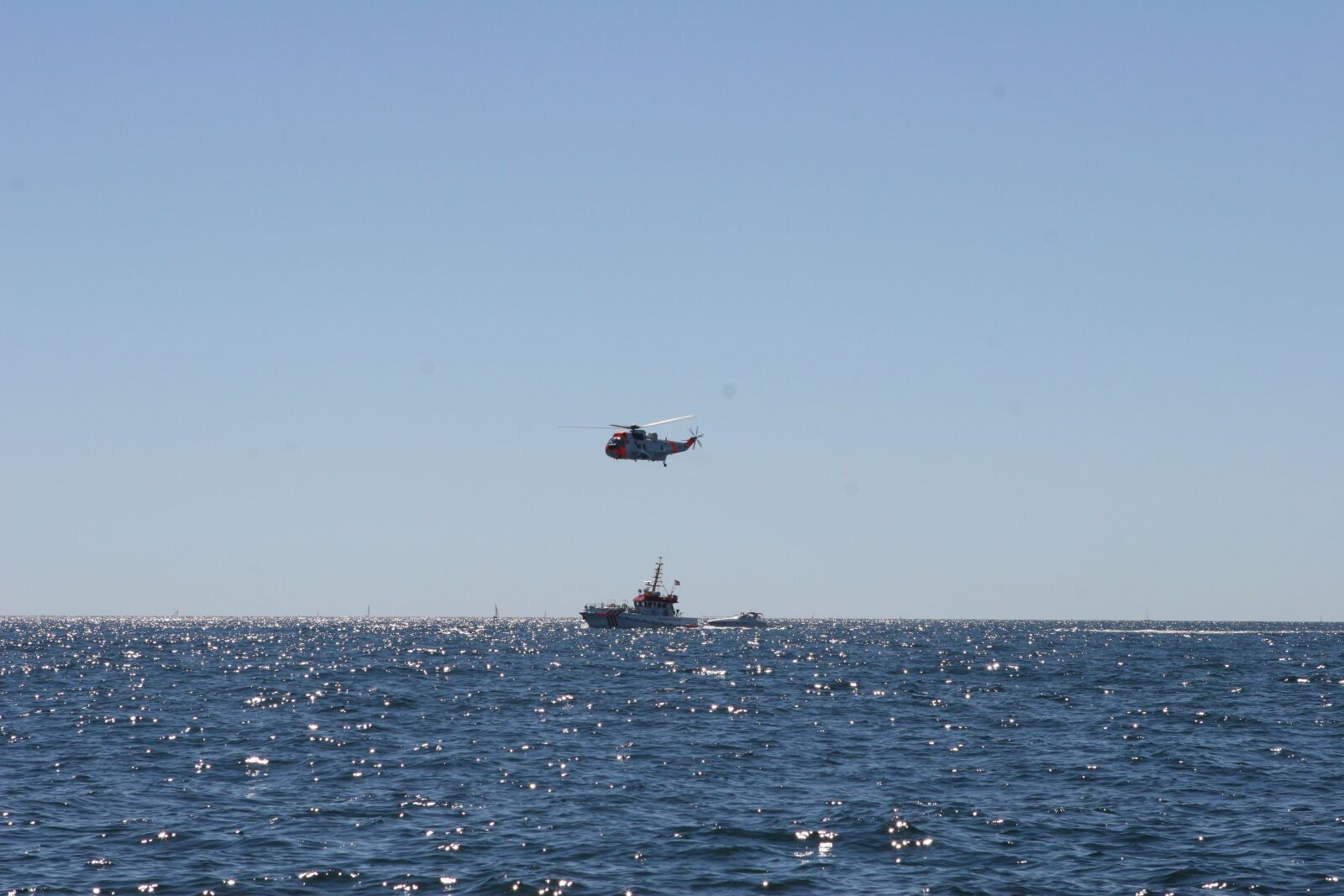 Canon EOS 20D sample photo. Assistance, boat, disaster, emergency photography