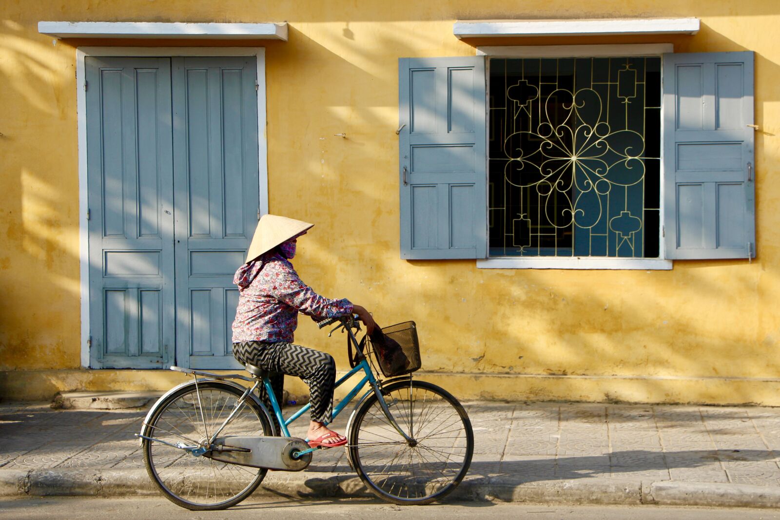 Canon EOS 650D (EOS Rebel T4i / EOS Kiss X6i) + Canon EF-S 18-135mm F3.5-5.6 IS STM sample photo. Bicycle, cycling, vietnamese photography