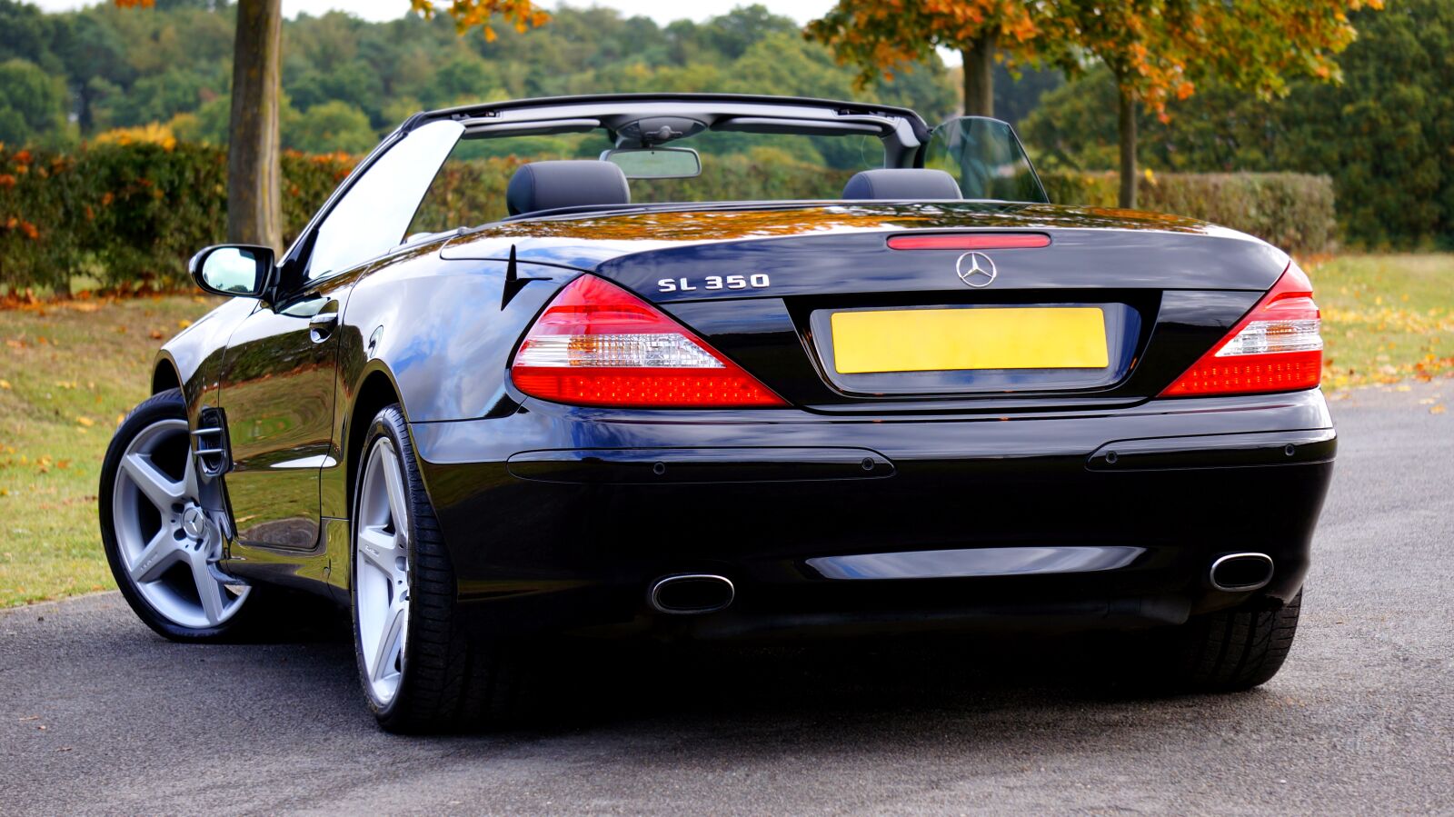 Sony Alpha NEX-5N + Sony E 55-210mm F4.5-6.3 OSS sample photo. Car, mercedes-benz, transport photography