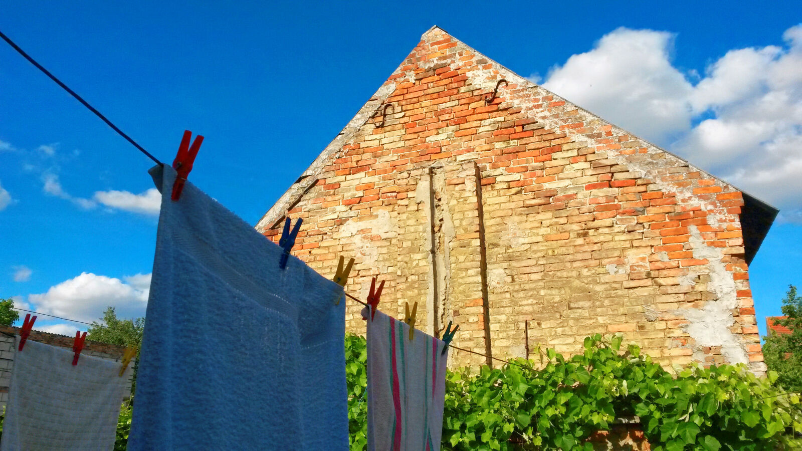 Samsung Galaxy S4 Mini sample photo. Bricks, building, laundry, village photography