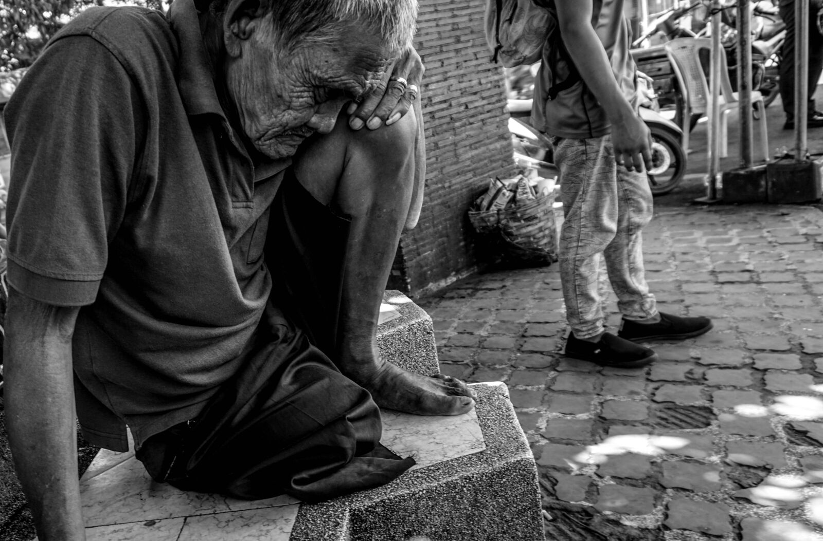 Sony Alpha a5000 (ILCE 5000) sample photo. People, street, street, art photography