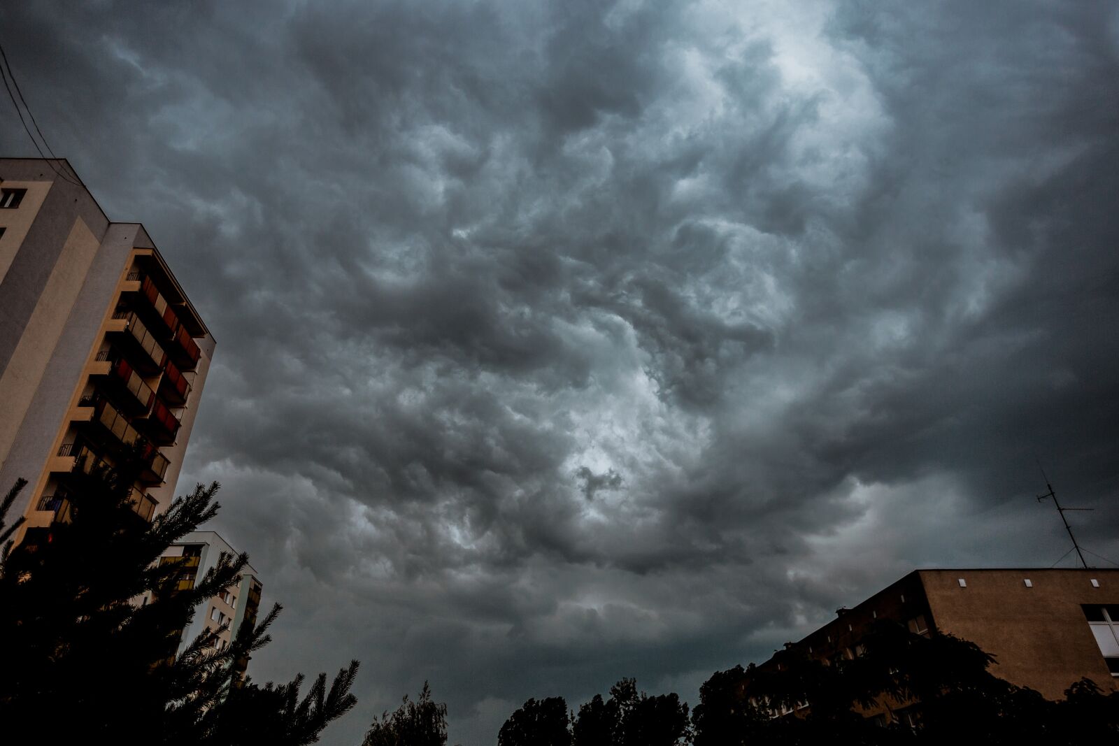 Canon EF 17-40mm F4L USM sample photo. Storm, clouds, sky photography