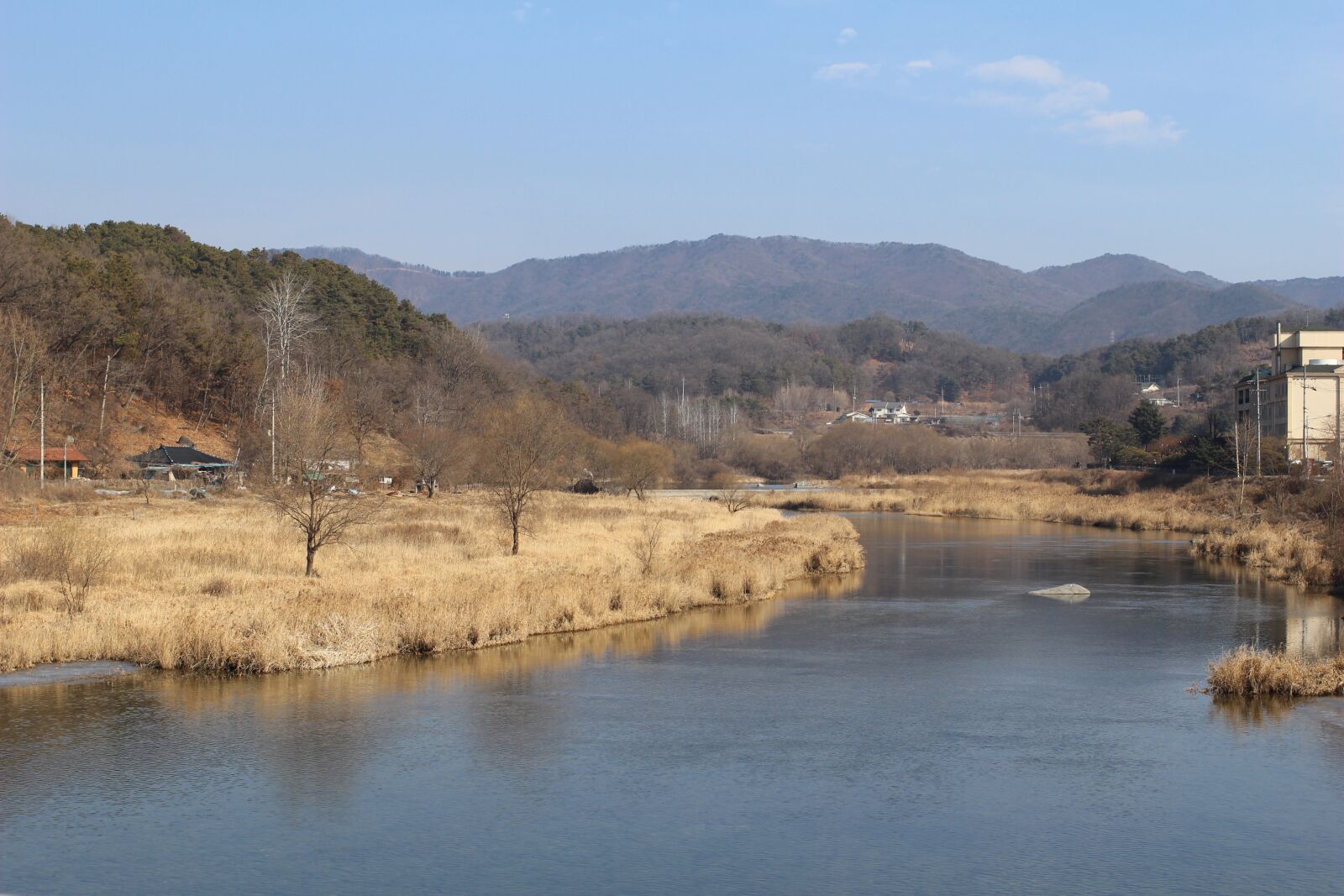 Canon EOS 100D (EOS Rebel SL1 / EOS Kiss X7) + Canon EF 40mm F2.8 STM sample photo. Winter river, korean river photography
