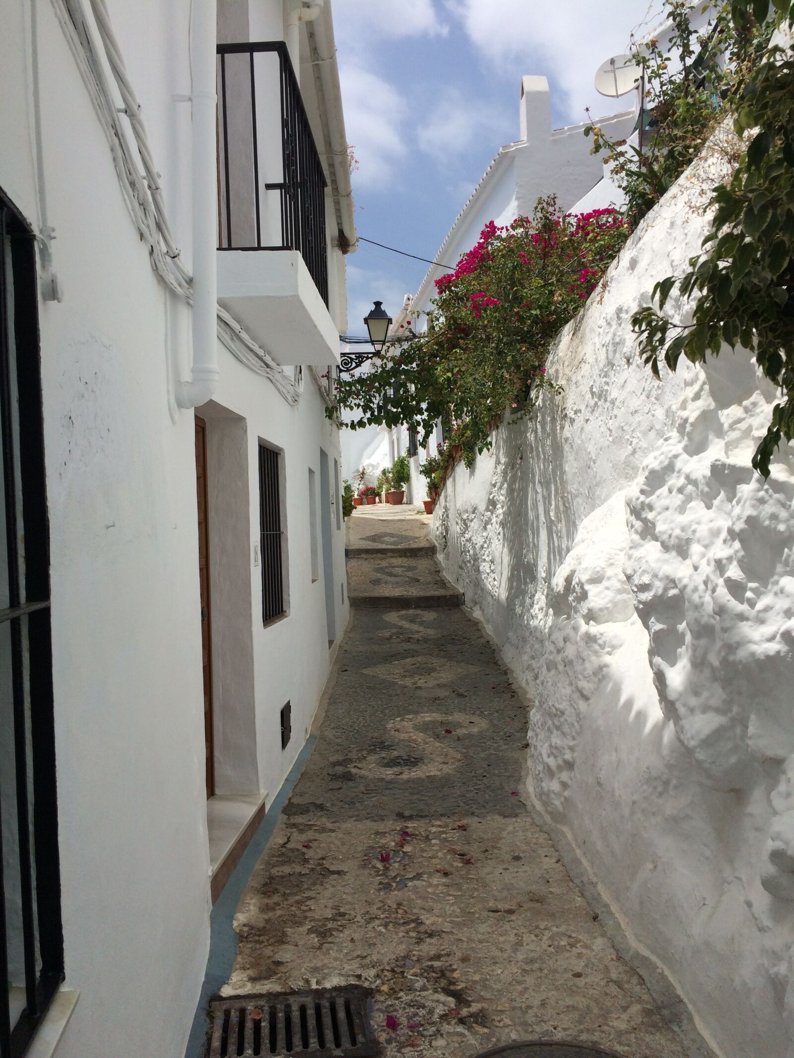 iPhone 5s back camera 4.15mm f/2.2 sample photo. Alley, village, spain photography