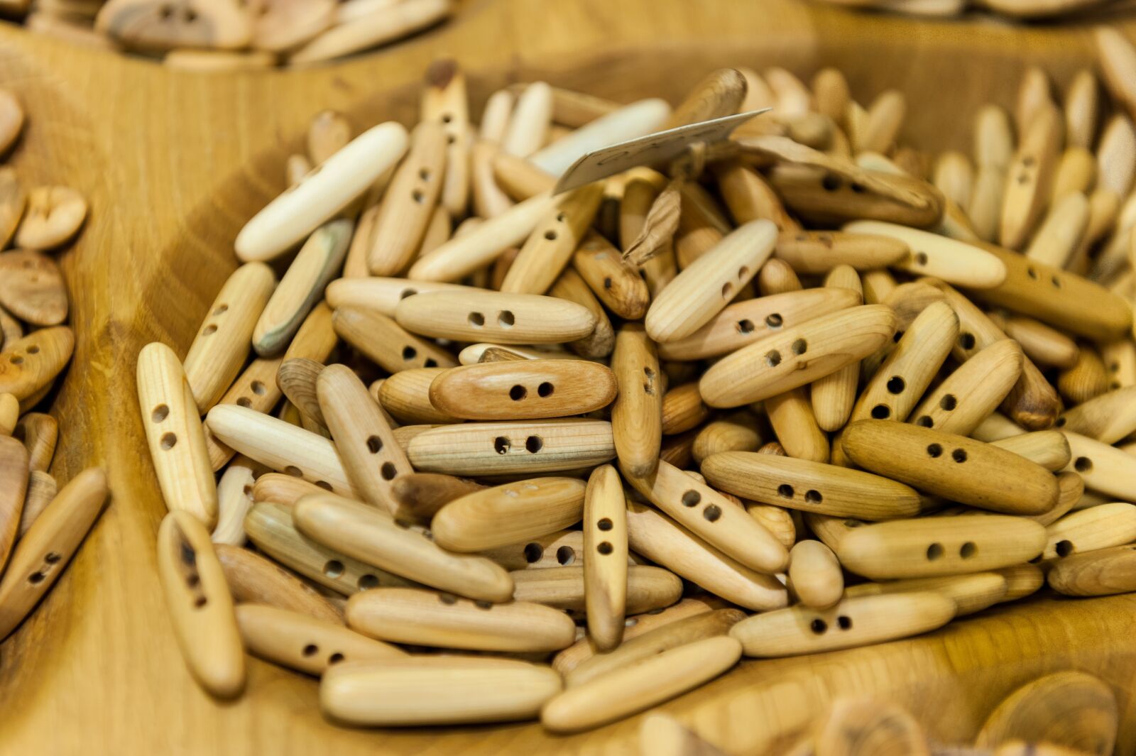 Nikon D700 sample photo. Buttons, wood, frog photography