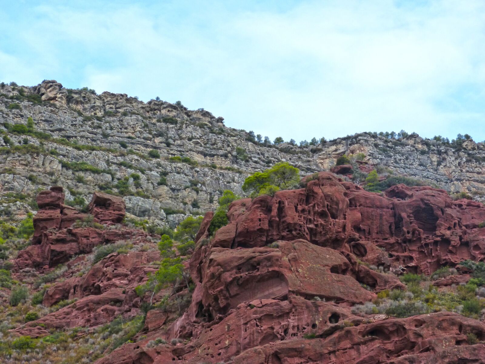 Panasonic DMC-FZ62 sample photo. Rock, red sandstone, montsant photography