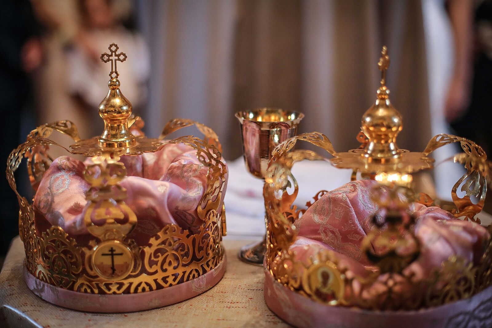 Canon EF 50mm F1.4 USM sample photo. Crown, coronation, gold, religion photography
