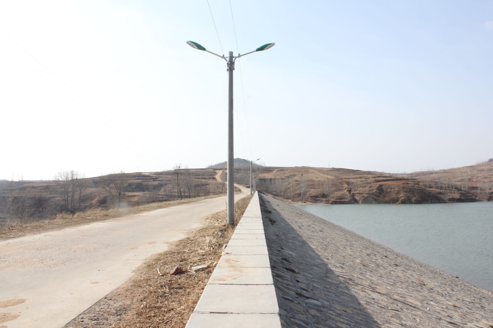 Canon EOS 550D (EOS Rebel T2i / EOS Kiss X4) sample photo. Countryside, reservoir, street lamp photography