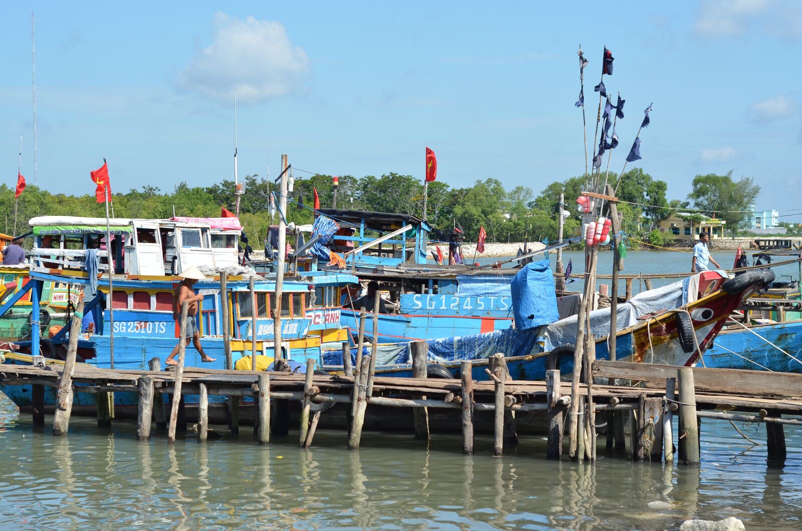 Nikon D7000 sample photo. The boat, the marina photography