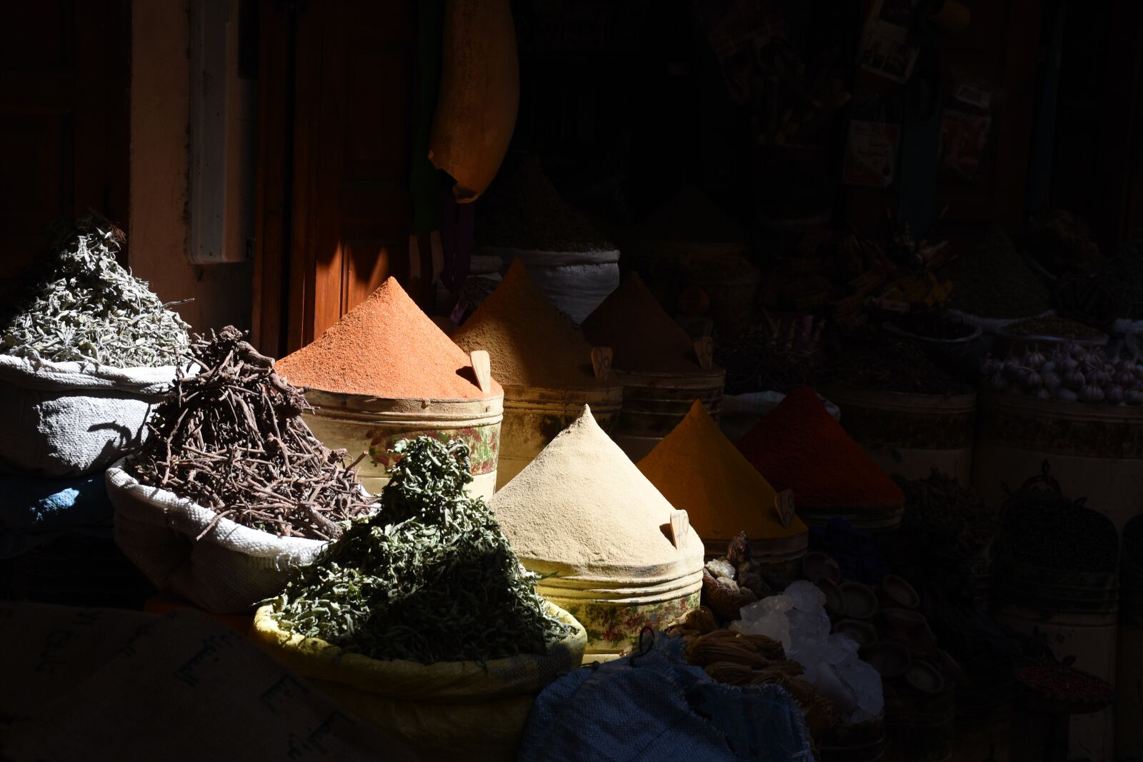 Nikon D7200 sample photo. Spice cone, spices, market photography
