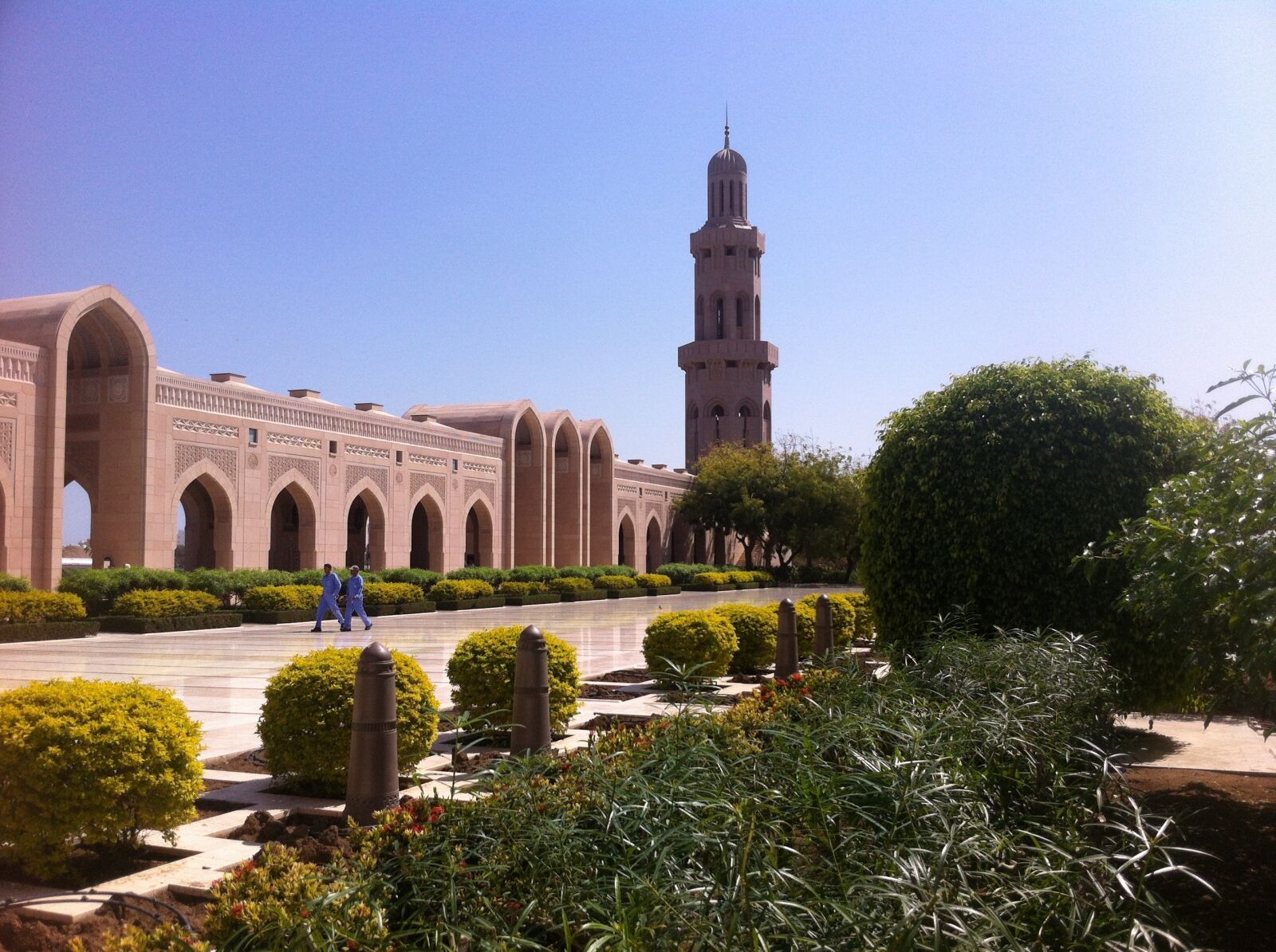 iPhone 4 back camera 3.85mm f/2.8 sample photo. Al nahyan grand mosque photography