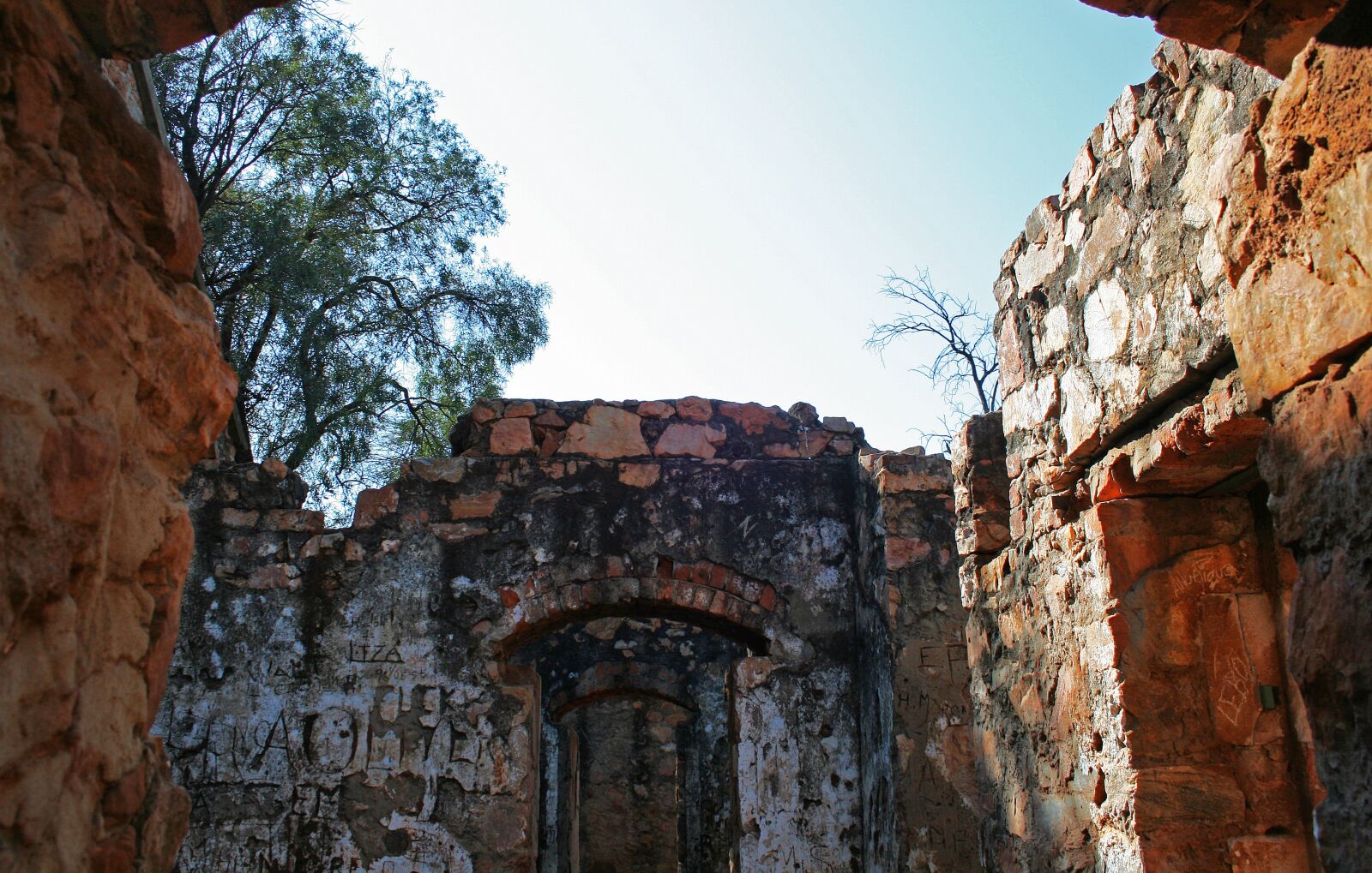 Canon EOS 400D (EOS Digital Rebel XTi / EOS Kiss Digital X) sample photo. Old fort in ruin photography