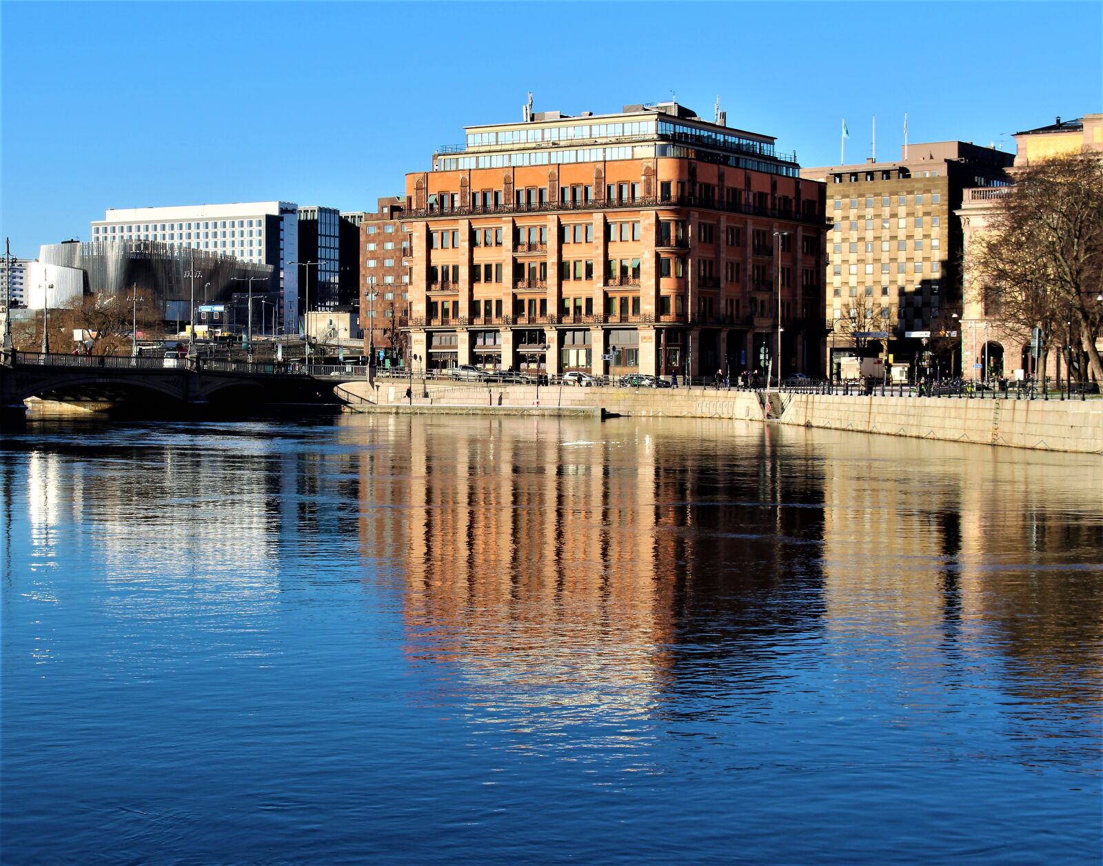 Canon EOS 700D (EOS Rebel T5i / EOS Kiss X7i) sample photo. Buildings, water, architecture photography