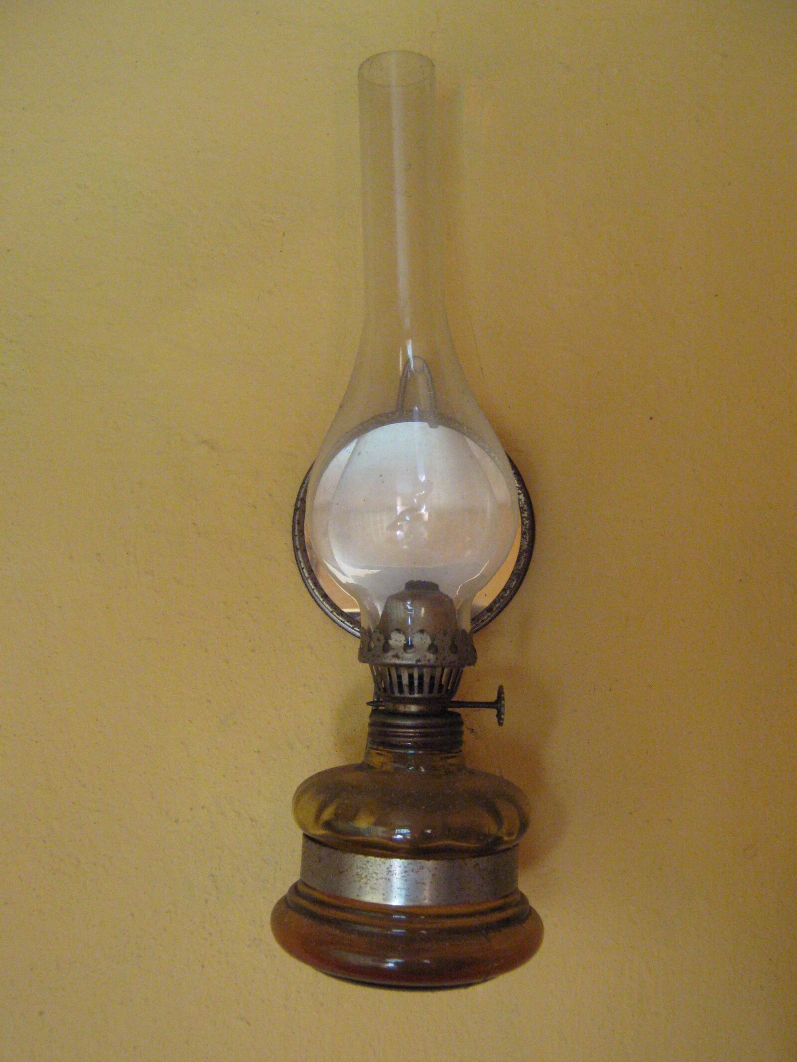 Canon PowerShot A470 sample photo. Replacement lamp, oil, lighting photography