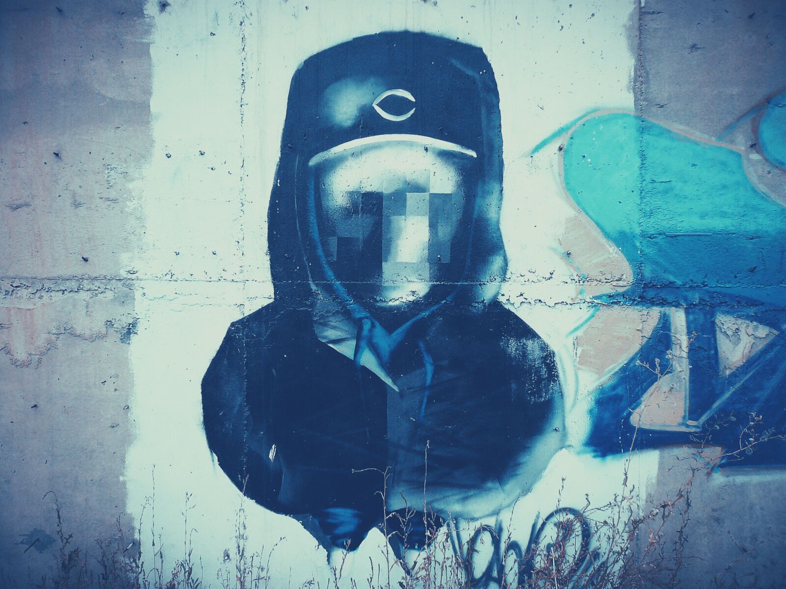 Panasonic DMC-FX50 sample photo. "Blue, graffiti, man, wall" photography