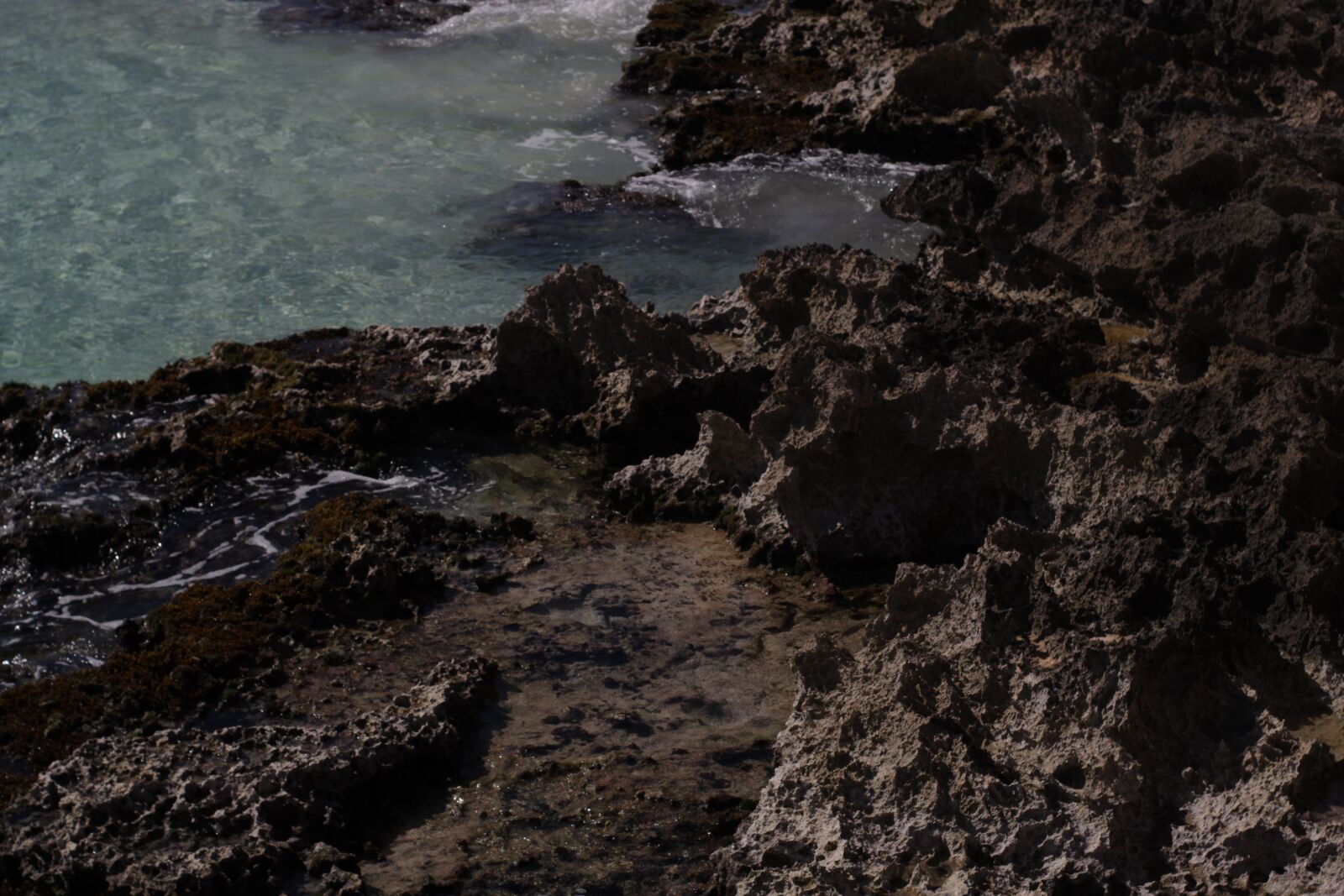 Canon EOS 1300D (EOS Rebel T6 / EOS Kiss X80) sample photo. Rocky, shore, water photography