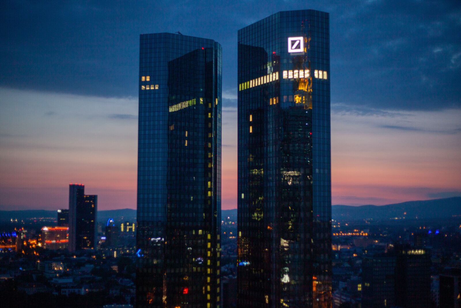 Canon EF 50mm F1.8 II sample photo. Frankfurt, night, deutsche bank photography