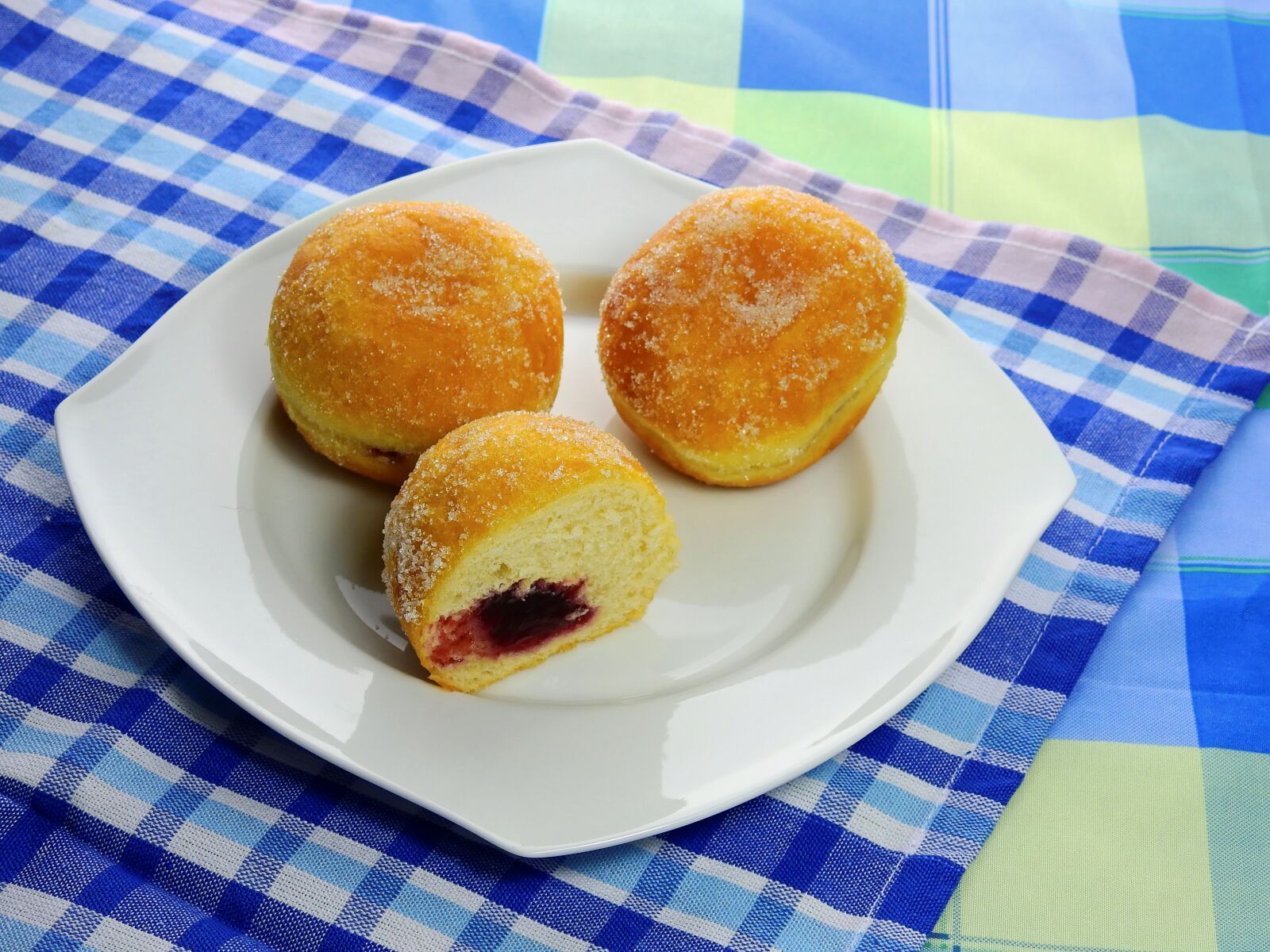 Nikon Coolpix P900 sample photo. Berlin, nibble, eat photography