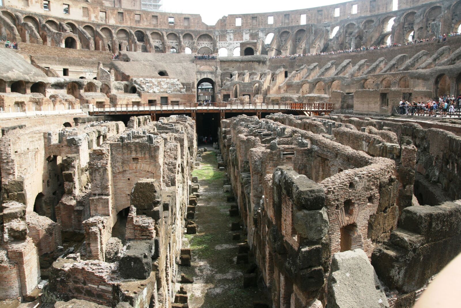 Canon EOS 400D (EOS Digital Rebel XTi / EOS Kiss Digital X) sample photo. Rome, colosseum, lower photography